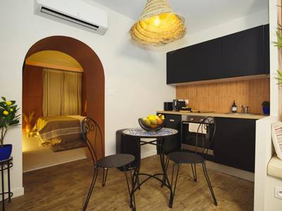 Cuisine équipée et coin repas avec arche - Suite Luxueuse Jacuzzi Hammam Marrakech by Noma