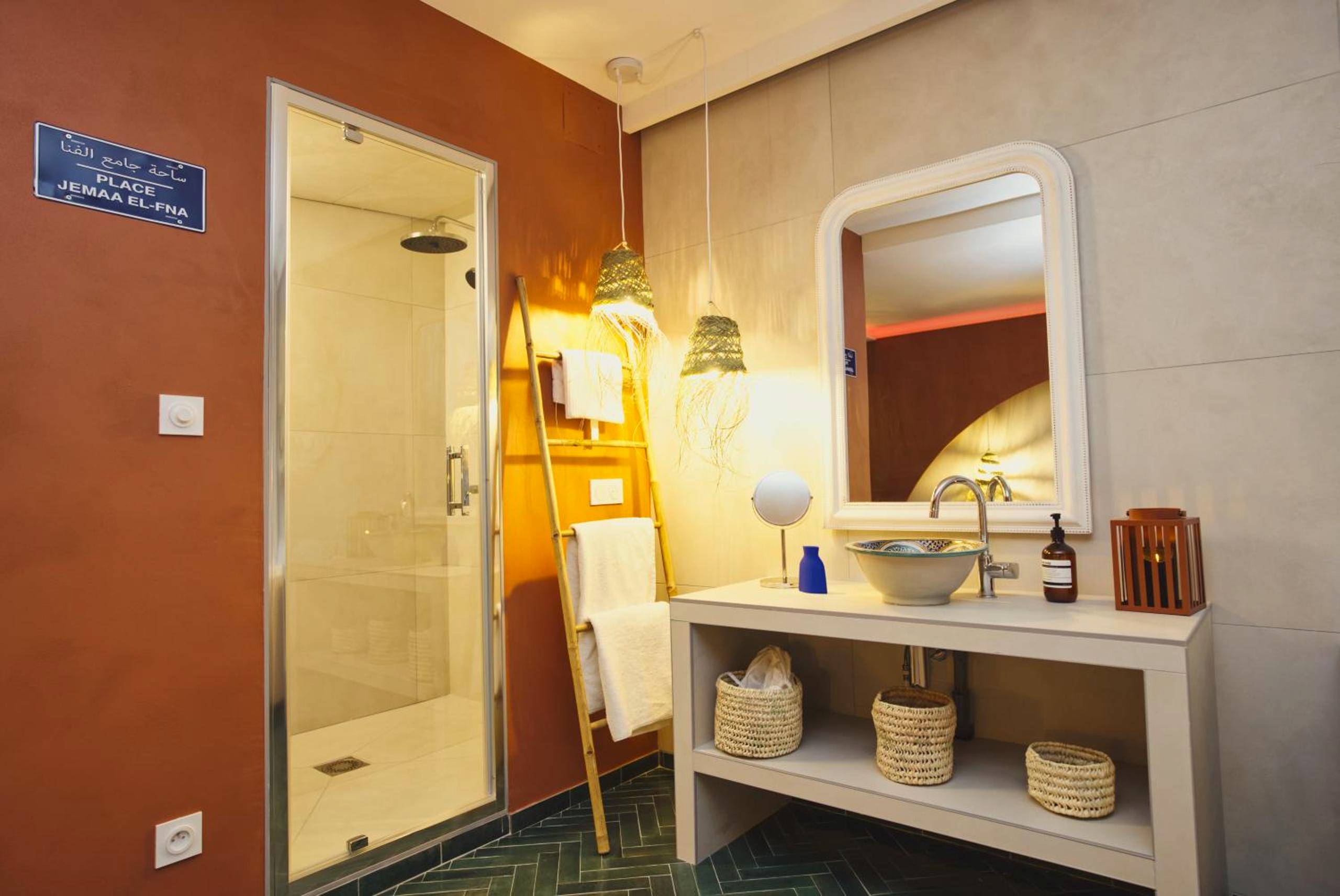 Salle d'eau avec douche à l'italienne et vasque - Suite Luxueuse Jacuzzi Hammam Marrakech by Noma