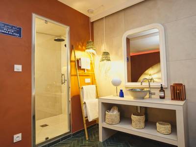 Salle d'eau avec douche à l'italienne et vasque - Suite Luxueuse Jacuzzi Hammam Marrakech by Noma