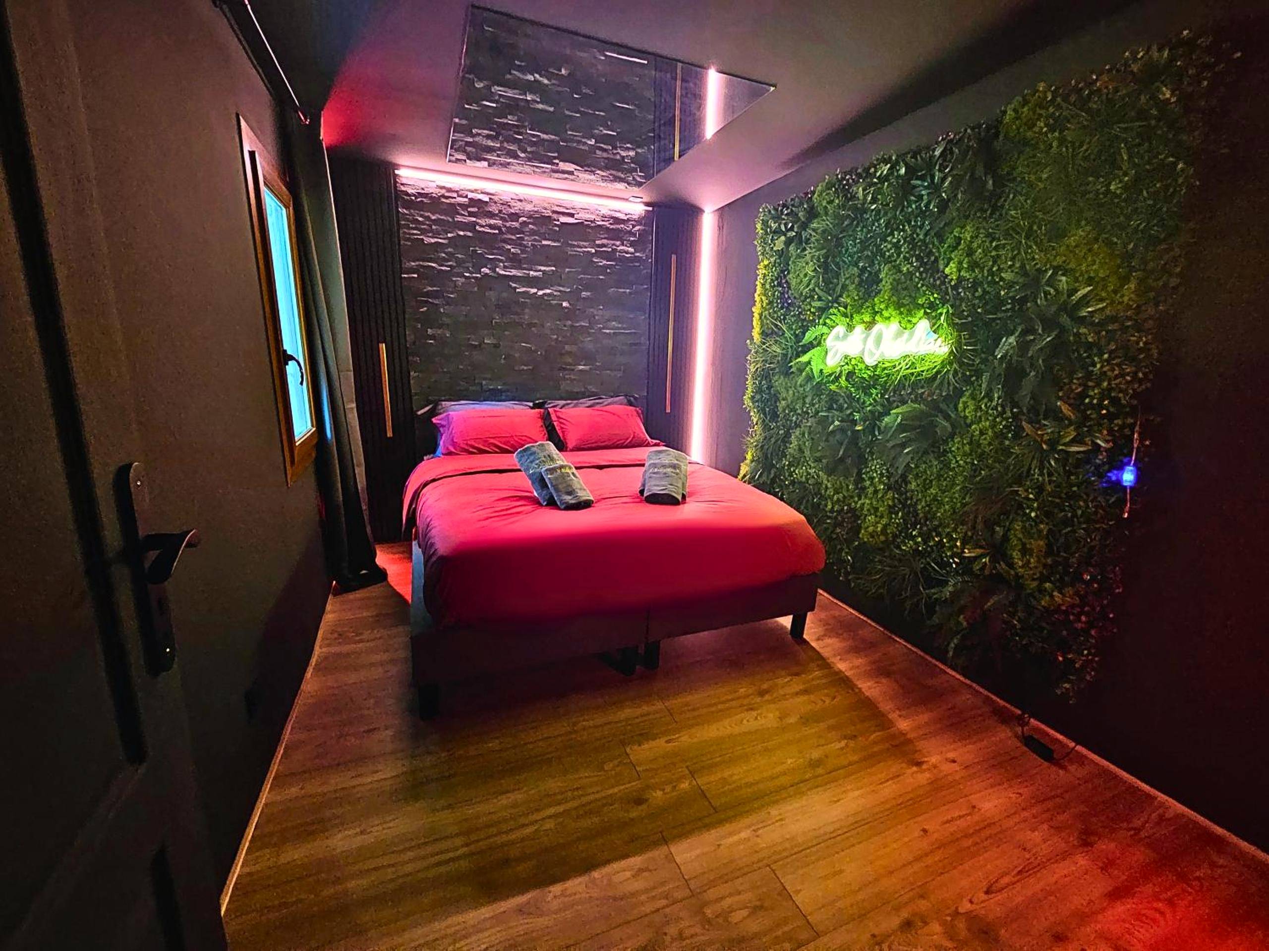 Vue du logement - Suite Obsidian - Love Room au coeur d'Orange