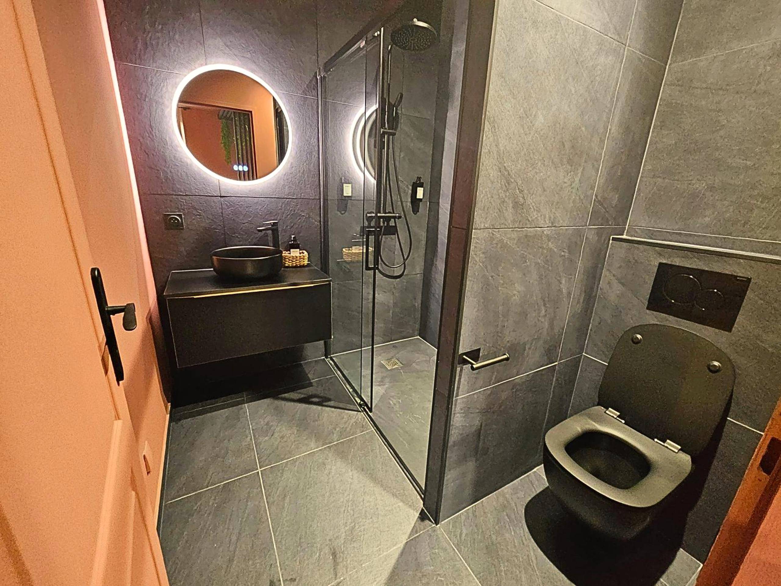 Vue du logement - Suite Obsidian - Love Room au coeur d'Orange