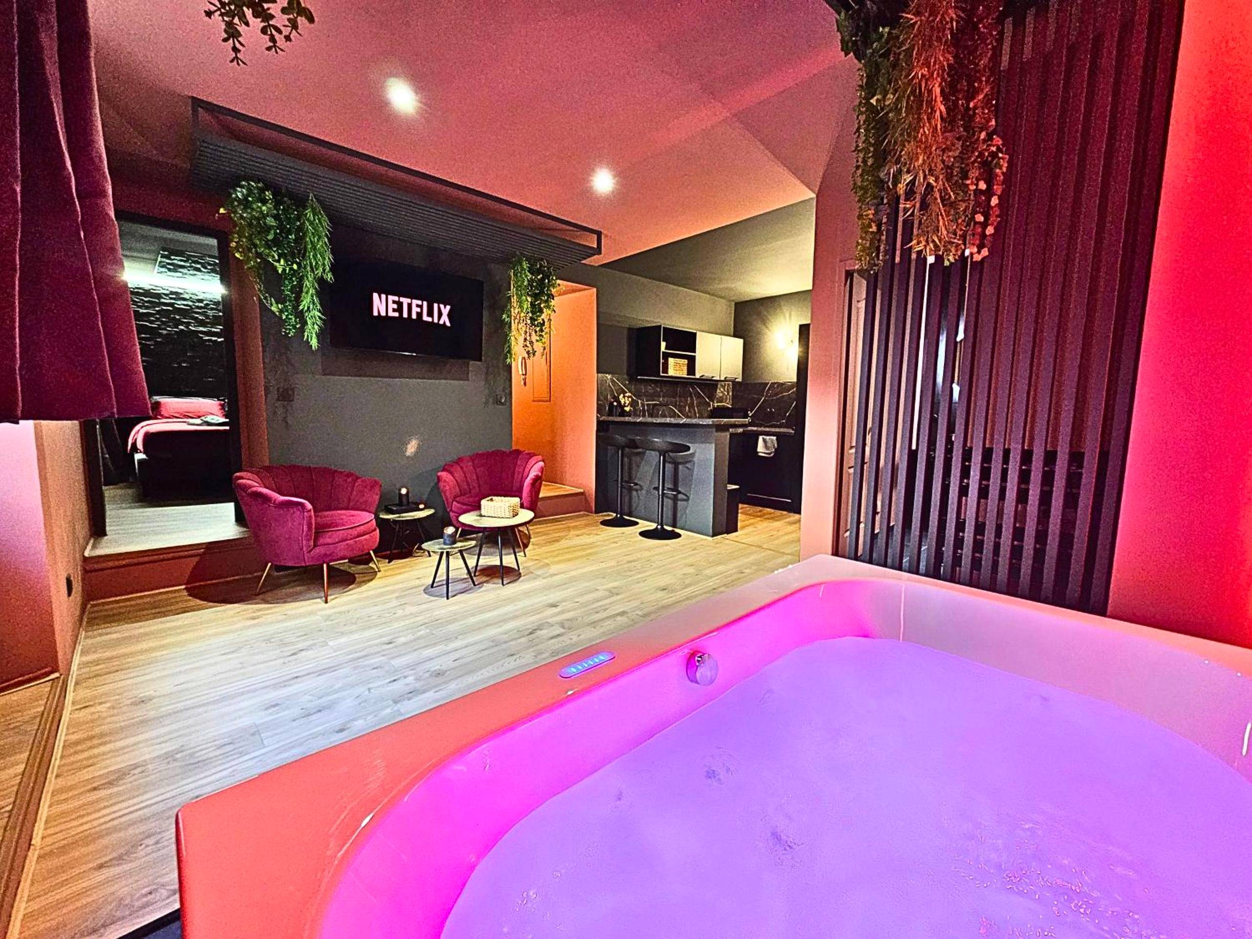 Vue du logement - Suite Obsidian - Love Room au coeur d'Orange