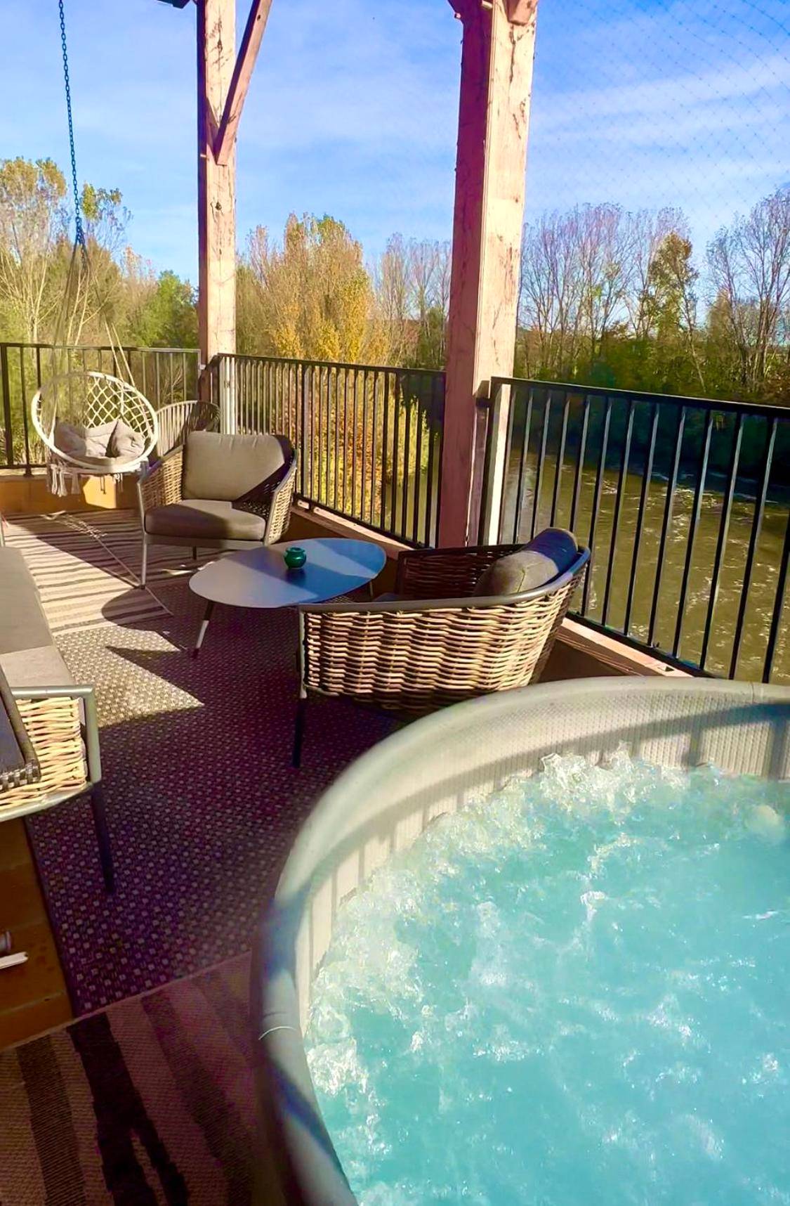 Terrasse avec jacuzzi et salon de jardin - Love Room Albias - Suite prestige « Paradis » 5* au Moulin d’Albias