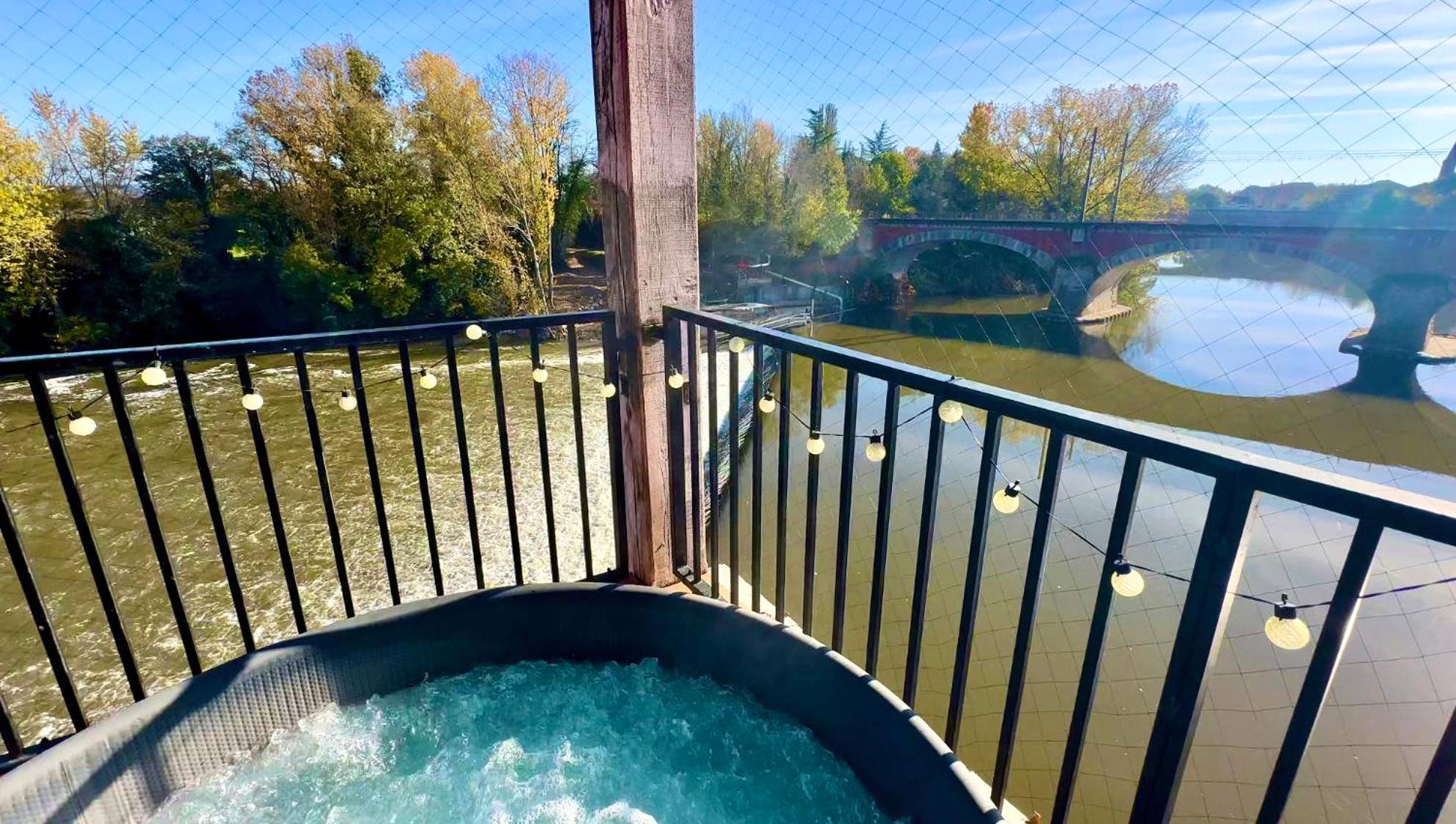 Jacuzzi extérieur avec vue sur la rivière - Suite prestige « Paradis » 5* au Moulin d’Albias