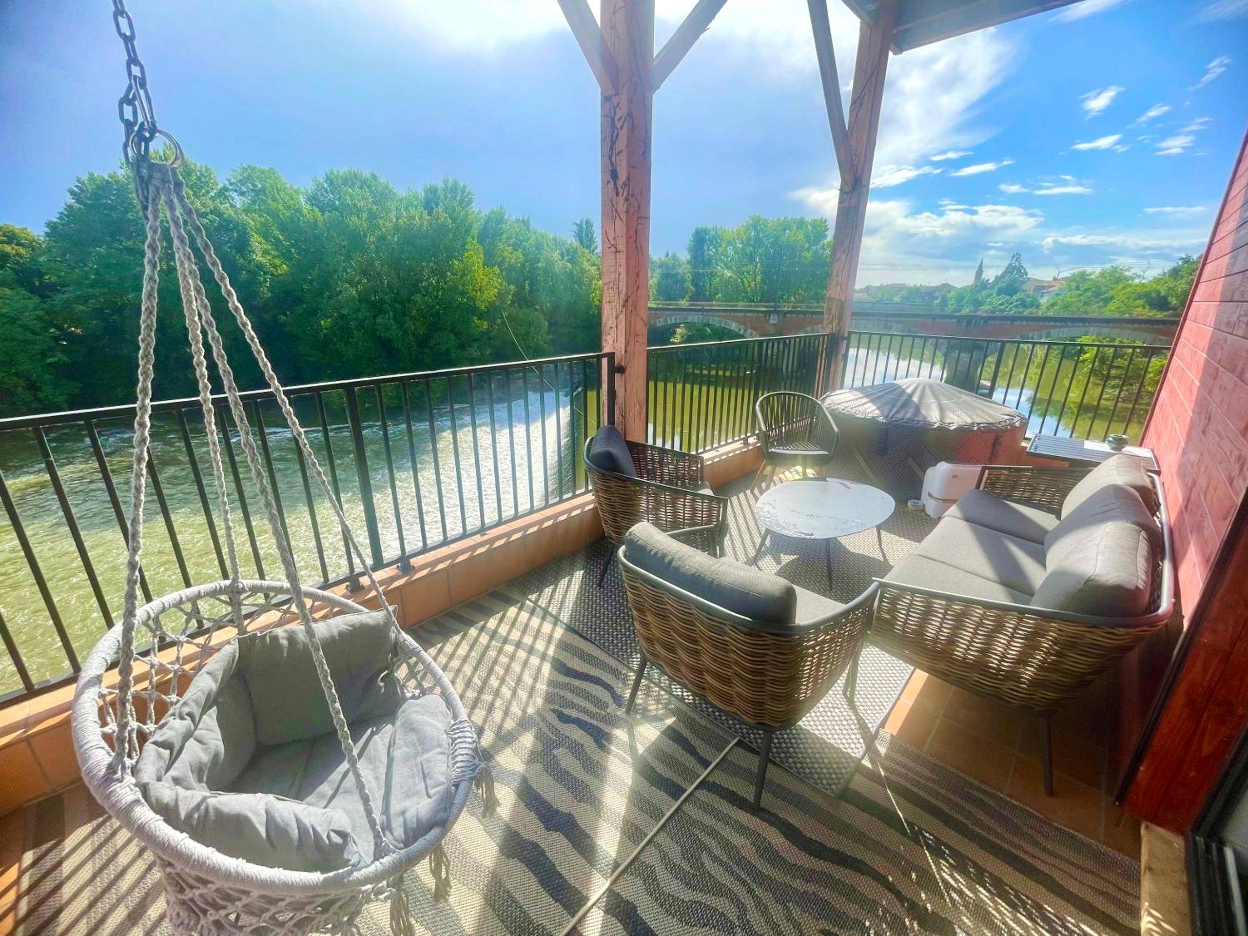 Balcon aménagé avec fauteuil suspendu - Suite prestige « Paradis » 5* au Moulin d’Albias
