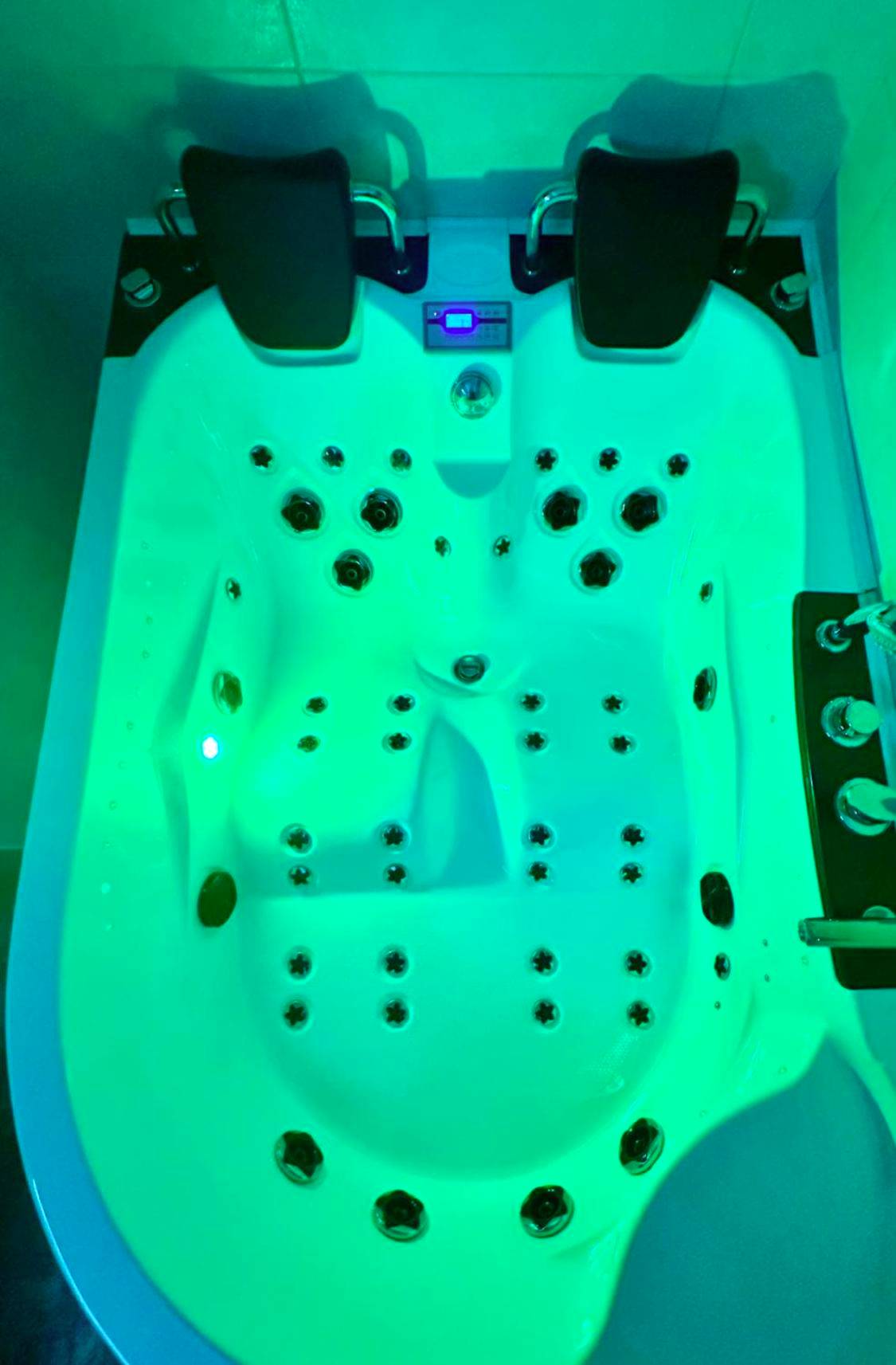 Baignoire balnéo avec éclairage vert - Suite prestige « Paradis » 5* au Moulin d’Albias