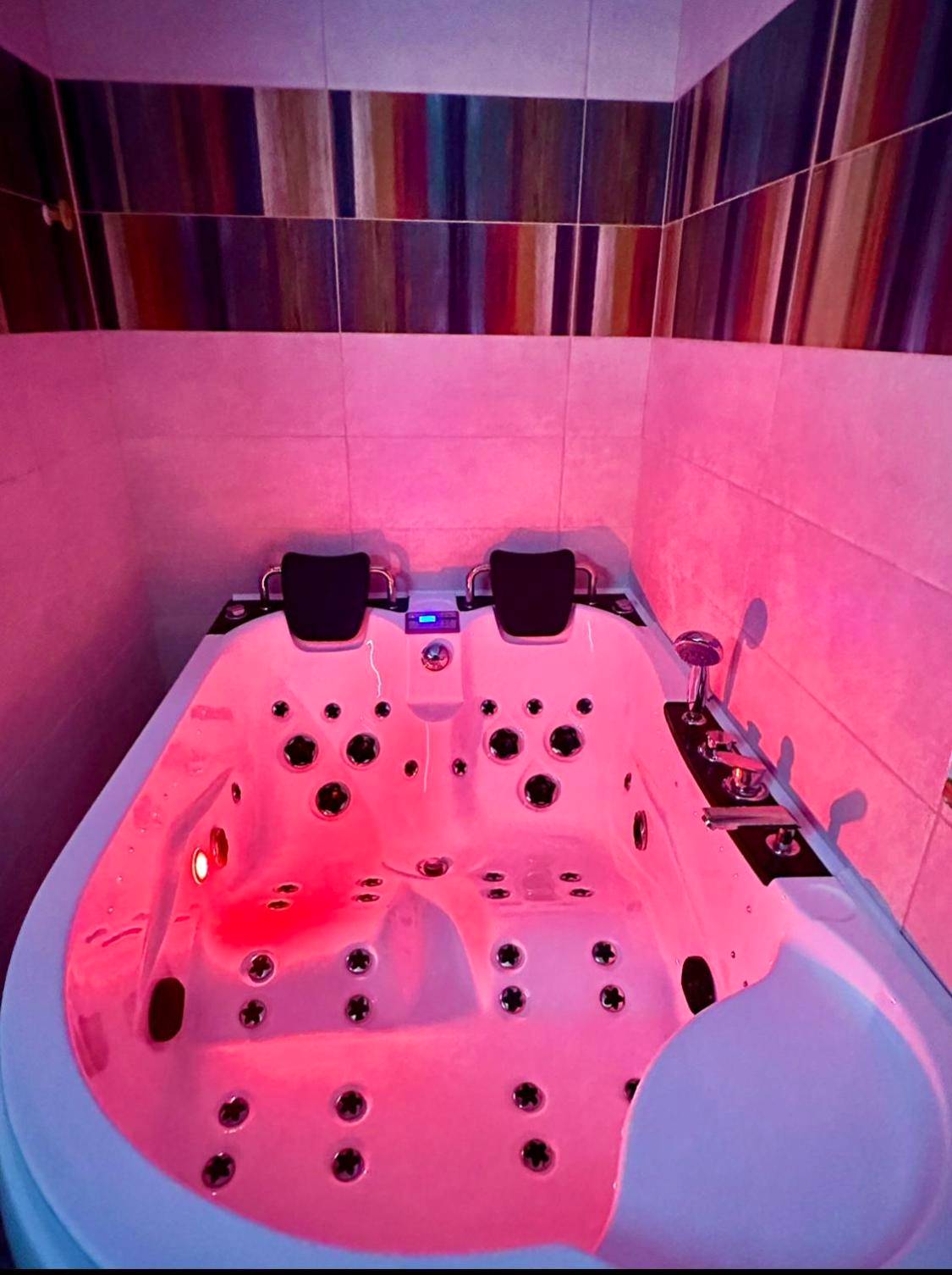 Baignoire balnéo avec éclairage rose - Suite prestige « Paradis » 5* au Moulin d’Albias
