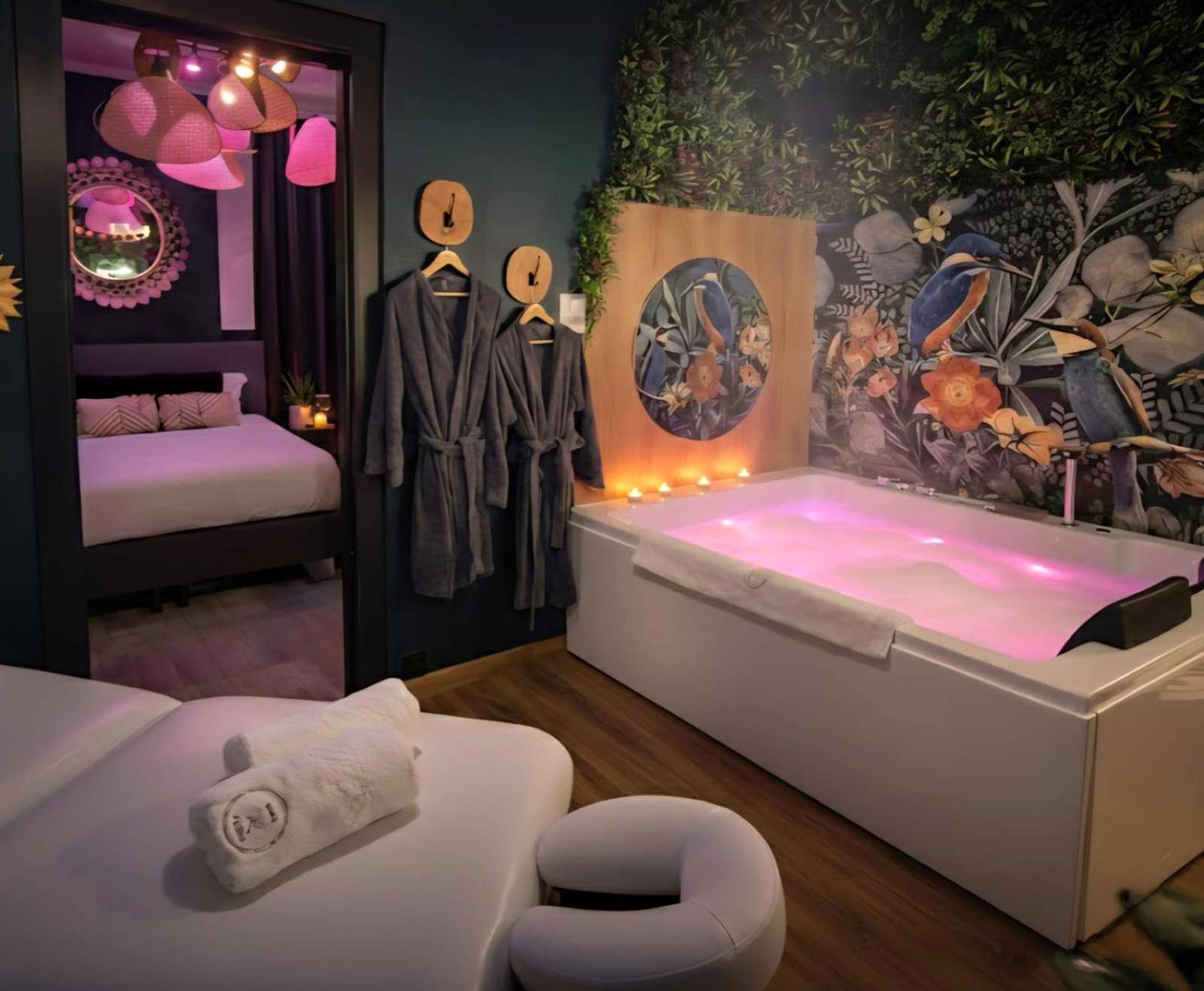 Baignoire balnéo et table de massage - Love Room Saint - Étienne - Suite Passion - Jacuzzi privé - Table massage