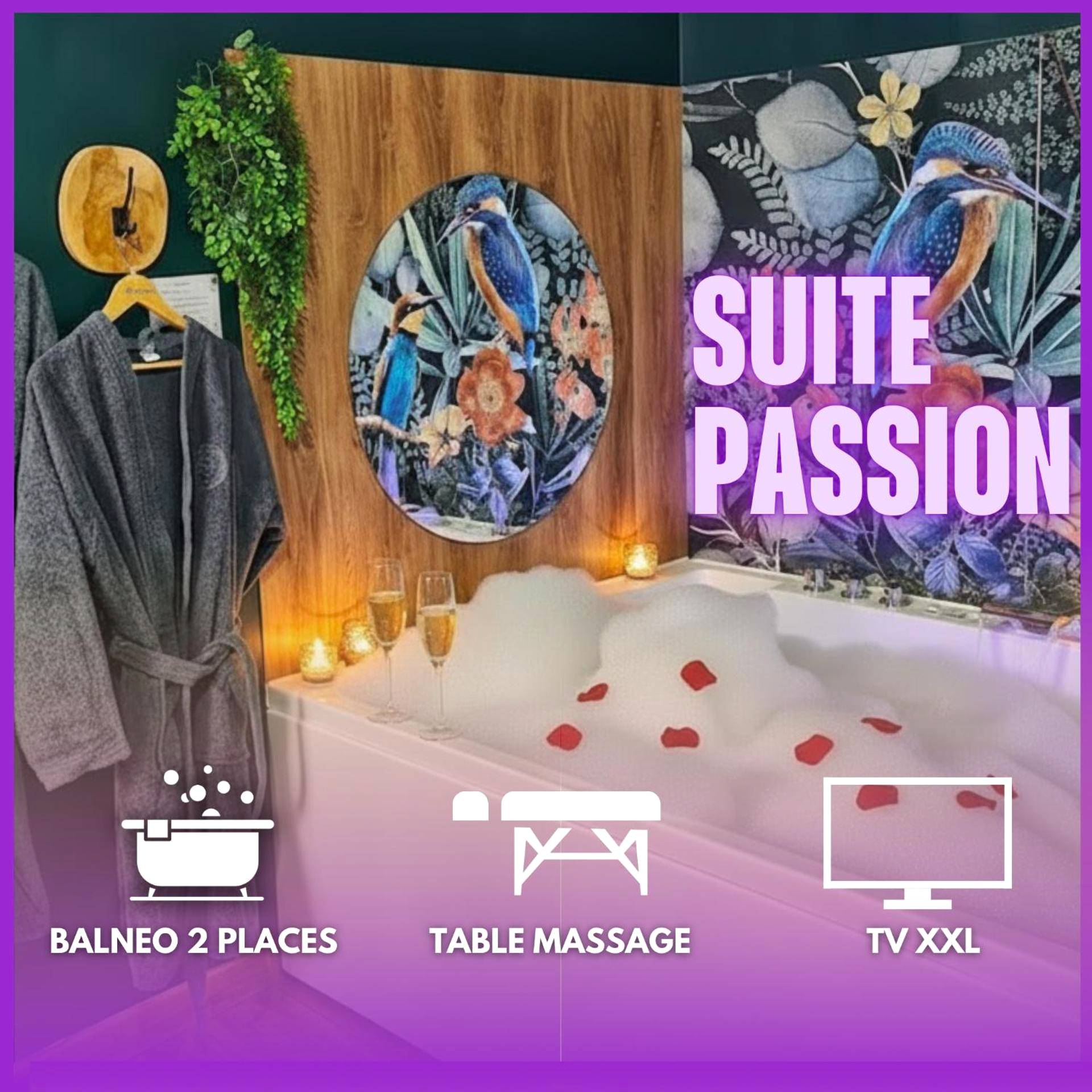 Jacuzzi avec mousse et pétales de rose - Suite Passion - Jacuzzi privé - Table massage