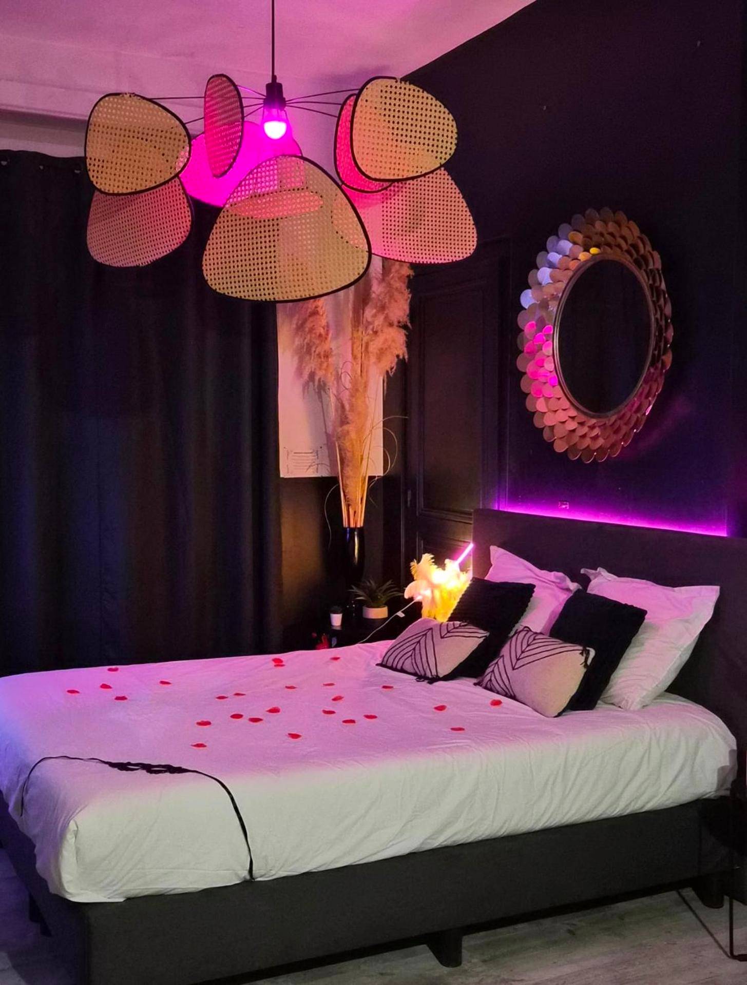Lit double avec pétales et néon rose - Suite Passion - Jacuzzi privé - Table massage