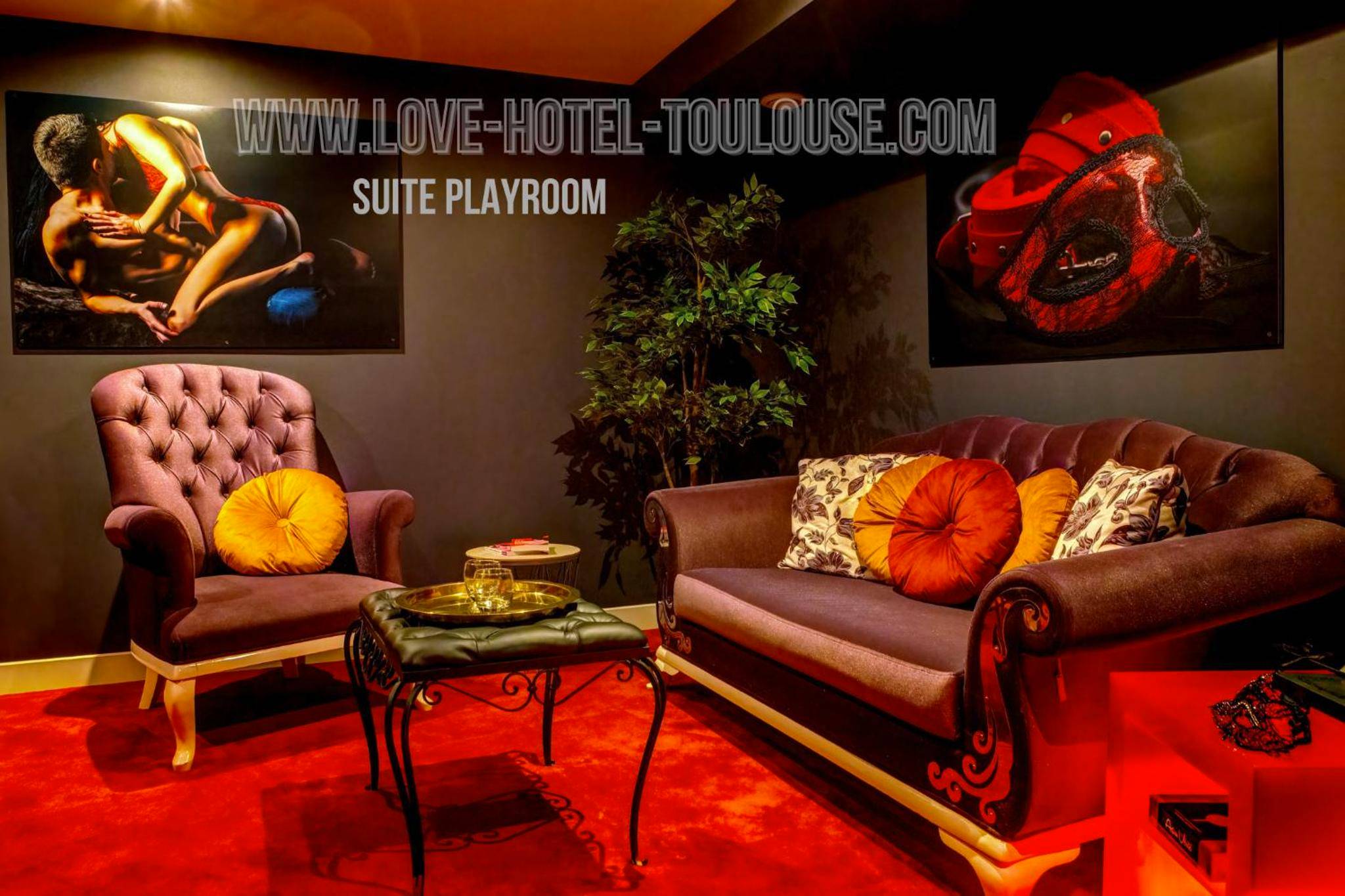 Salon baroque avec fauteuil et canapé capitonnés - Love Room Toulouse - SUITE PLAYROOM Love Hotel Toulouse
