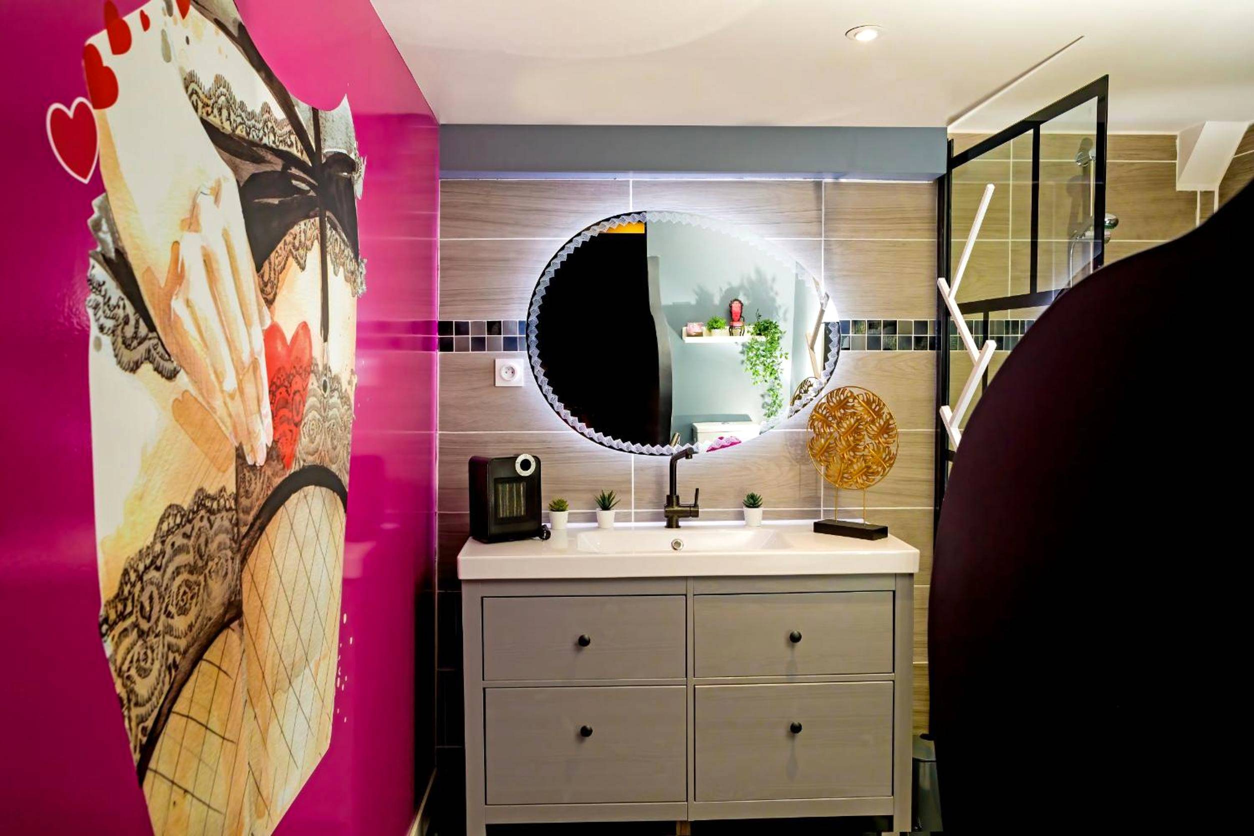 Meuble vasque gris avec miroir rond rétroéclairé - SUITE PLAYROOM Love Hotel Toulouse