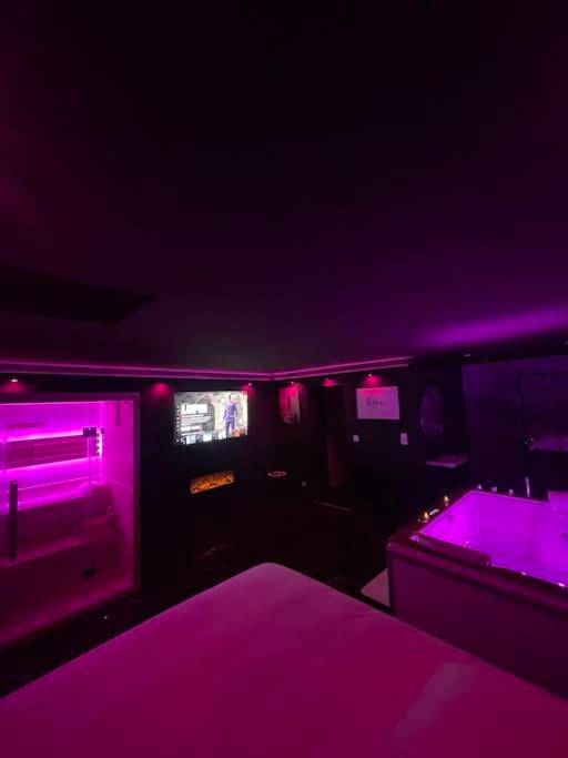 Suite avec éclairage néon rose et jacuzzi - Love Room Amiens - La Suite Prestige Jacuzzi,Sauna,Netflix,Disney