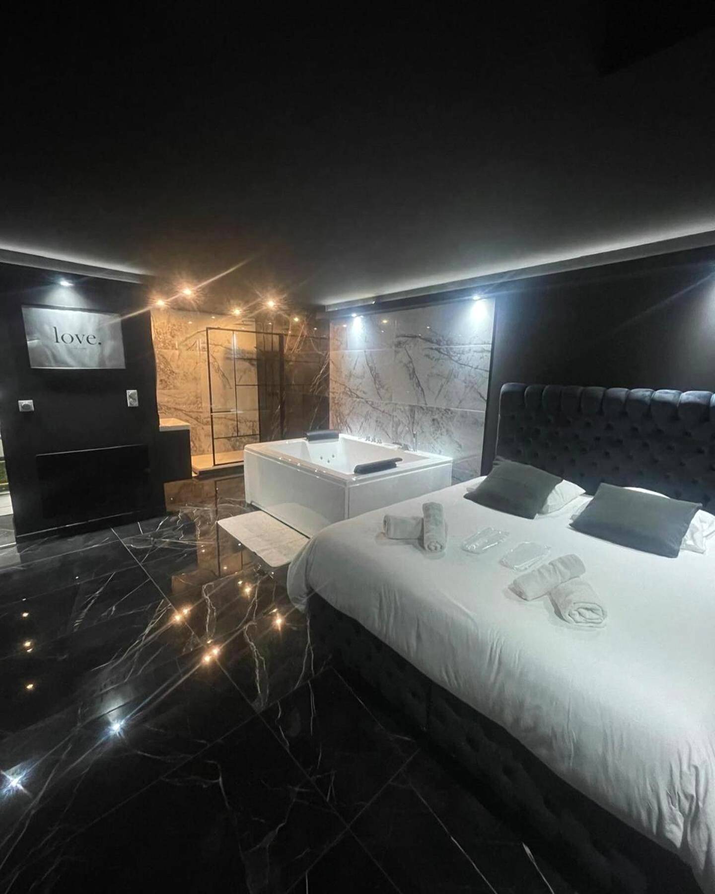 Chambre avec lit capitonné et jacuzzi privatif - La Suite Prestige Jacuzzi,Sauna,Netflix,Disney