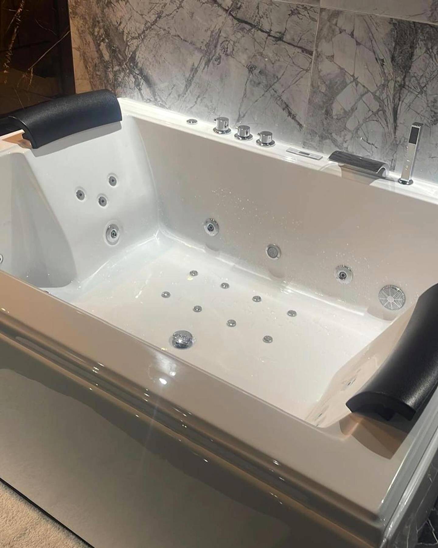 Baignoire balnéo avec appuie - têtes noirs - La Suite Prestige Jacuzzi,Sauna,Netflix,Disney