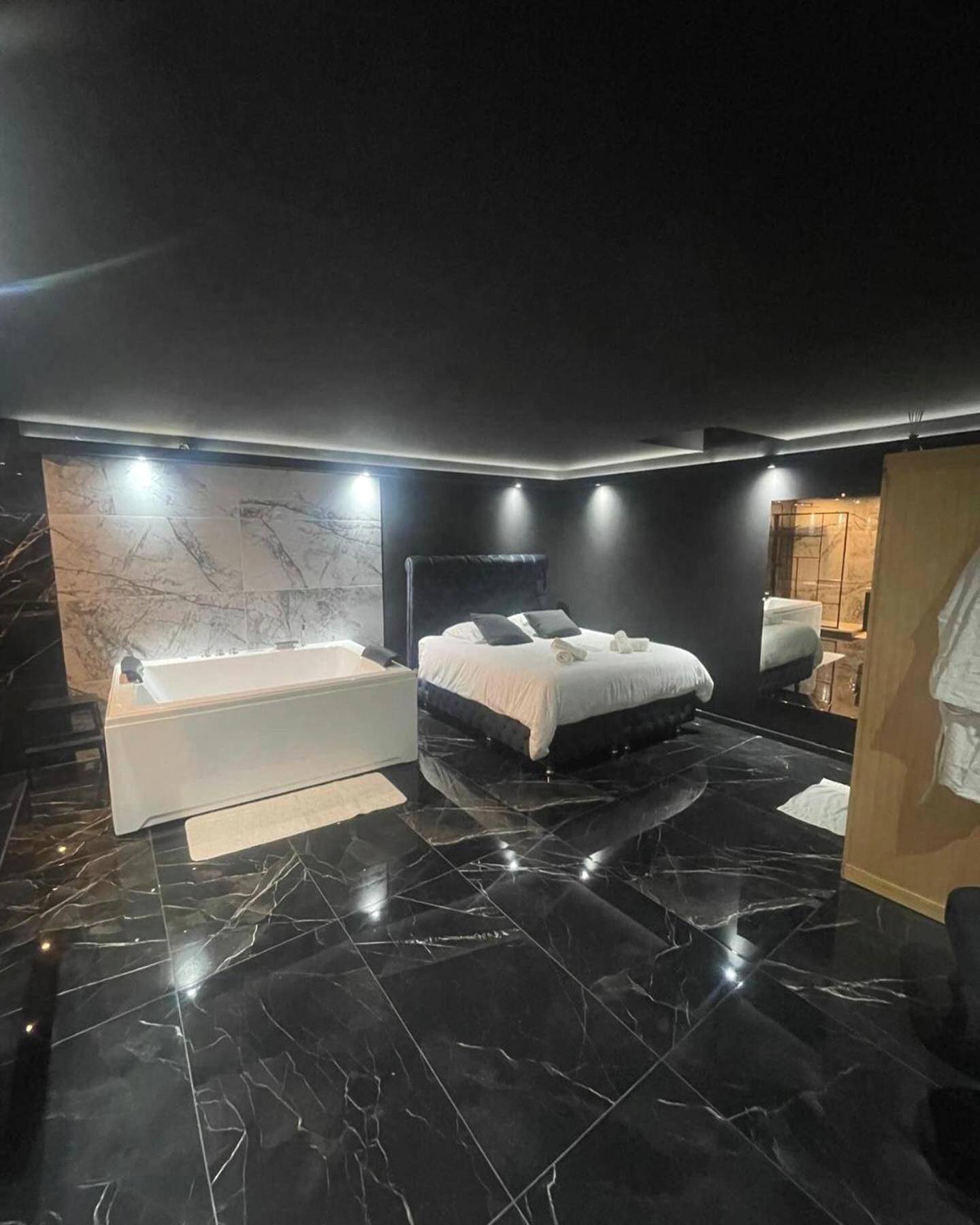 Photo du logement - La Suite Prestige Jacuzzi,Sauna,Netflix,Disney - Amiens