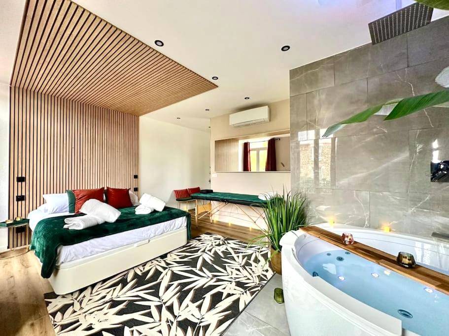 Suite avec lit king size et jacuzzi privatif - Love Room Esbly - Suite Love & Relax