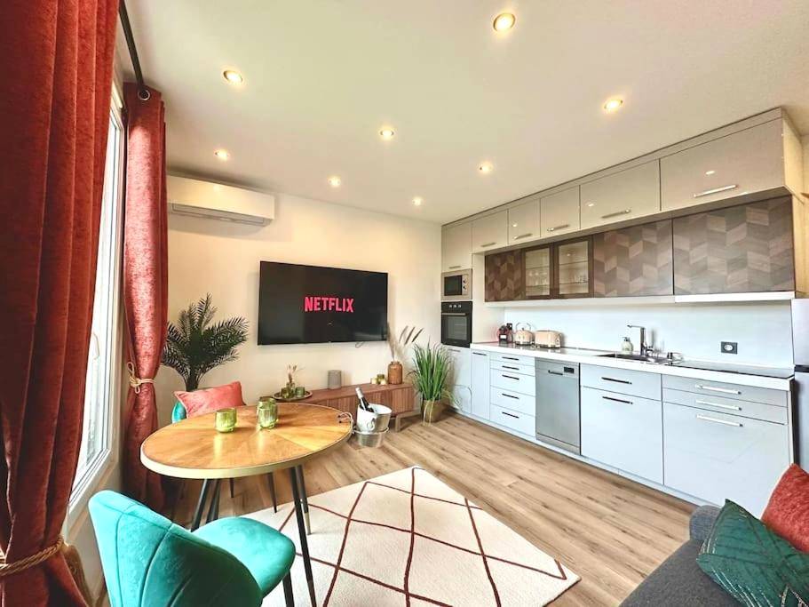 Cuisine équipée et coin salon avec télévision - Suite Love & Relax