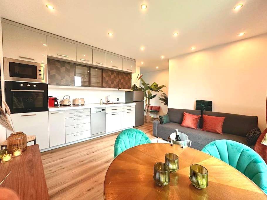 Espace de vie avec cuisine moderne et canapé - Suite Love & Relax