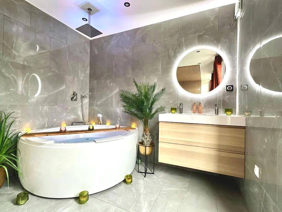 Baignoire balnéo et miroir rond lumineux - Suite Love & Relax