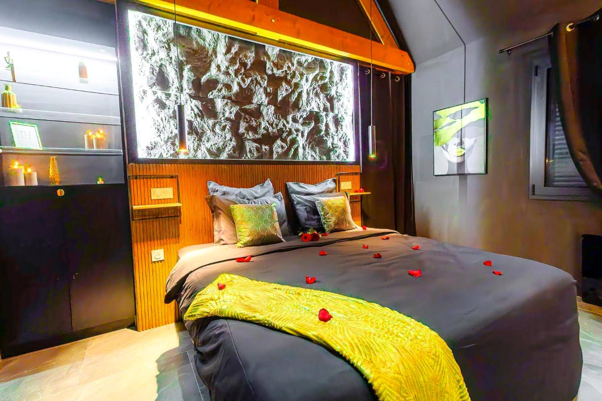 Lit double avec pétales et tête de lit lumineuse - La Suite des Rêves - Les Bonn'apparts - Sur - Seine