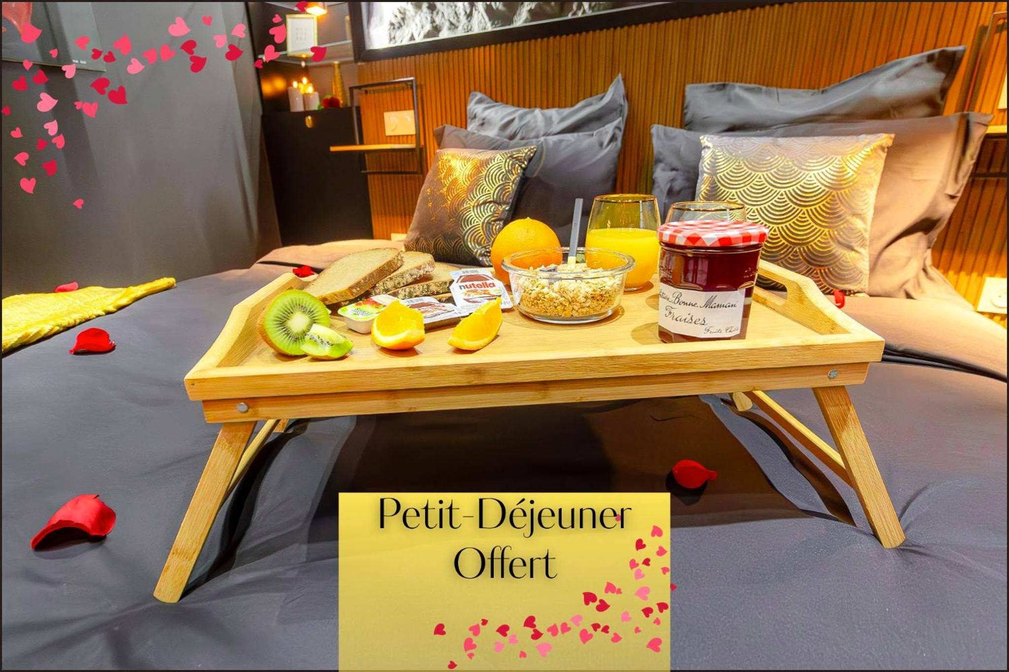 Plateau petit - déjeuner servi sur le lit - La Suite des Rêves - Les Bonn'apparts - Sur - Seine