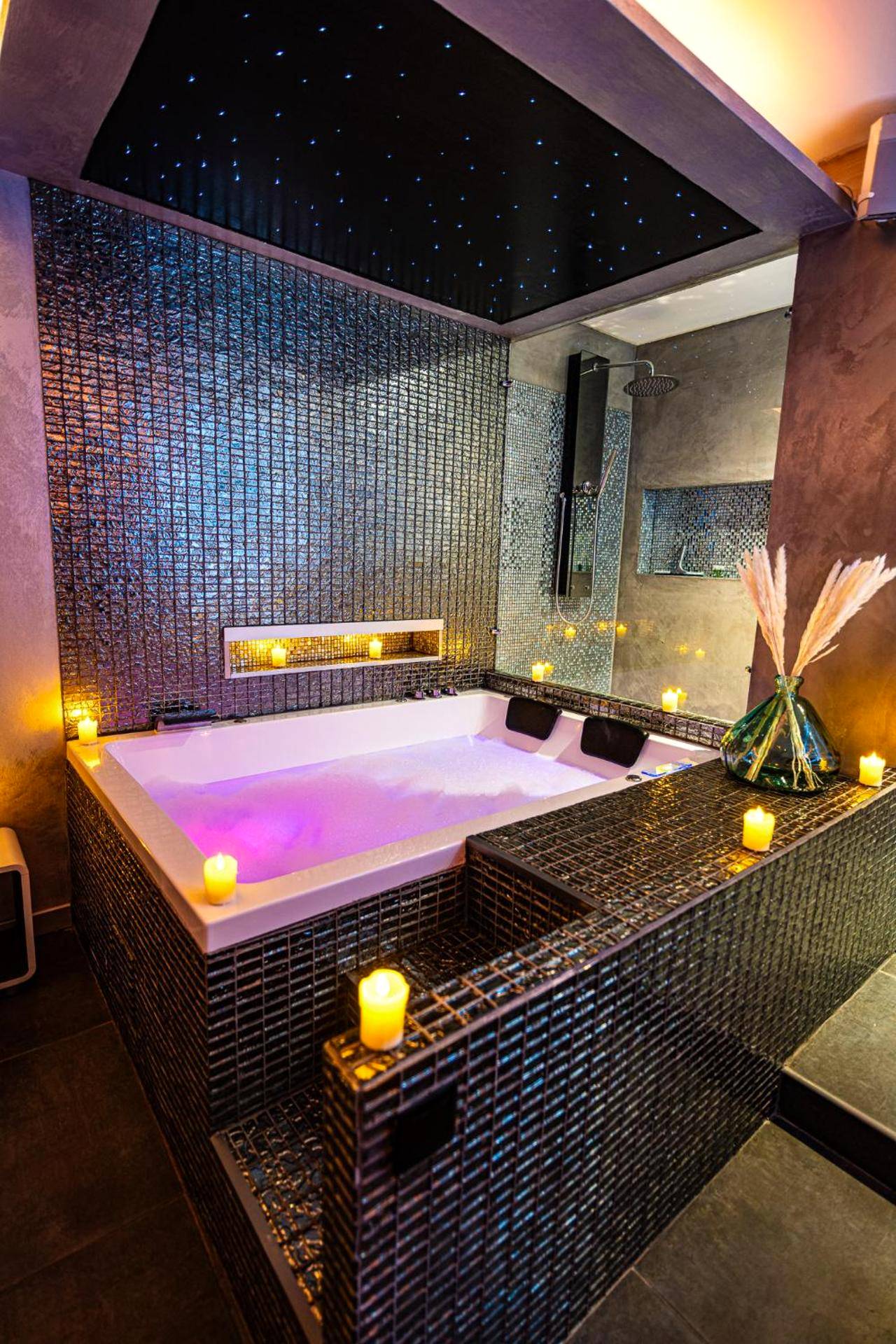 Jacuzzi privatif et ciel étoilé avec bougies - Love Room Narbonne - Suite Romantique