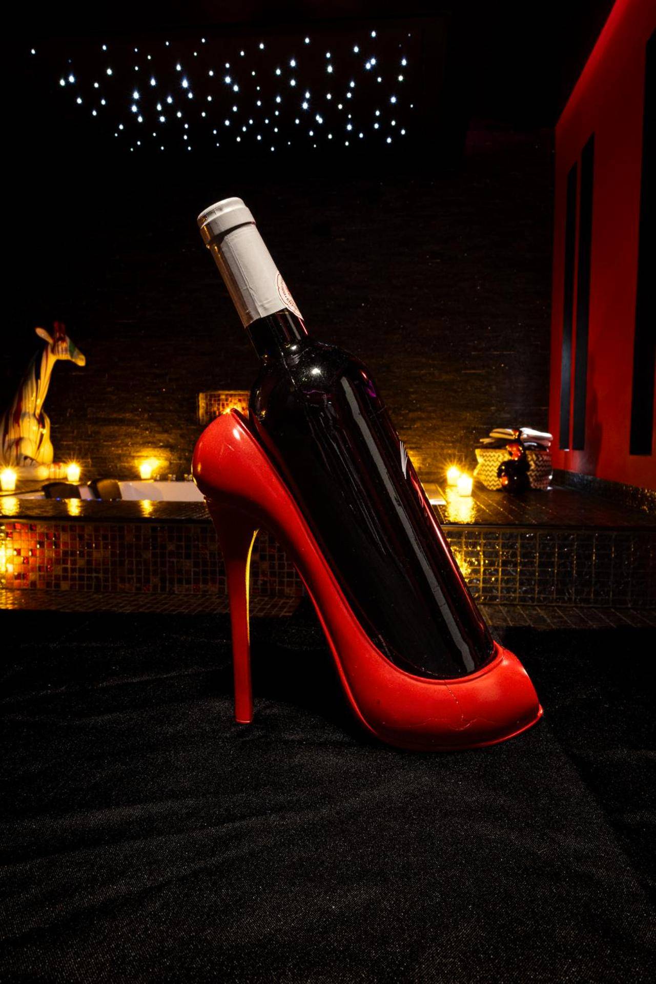 Bouteille de vin dans un porte - bouteille escarpin - Suite Romantique