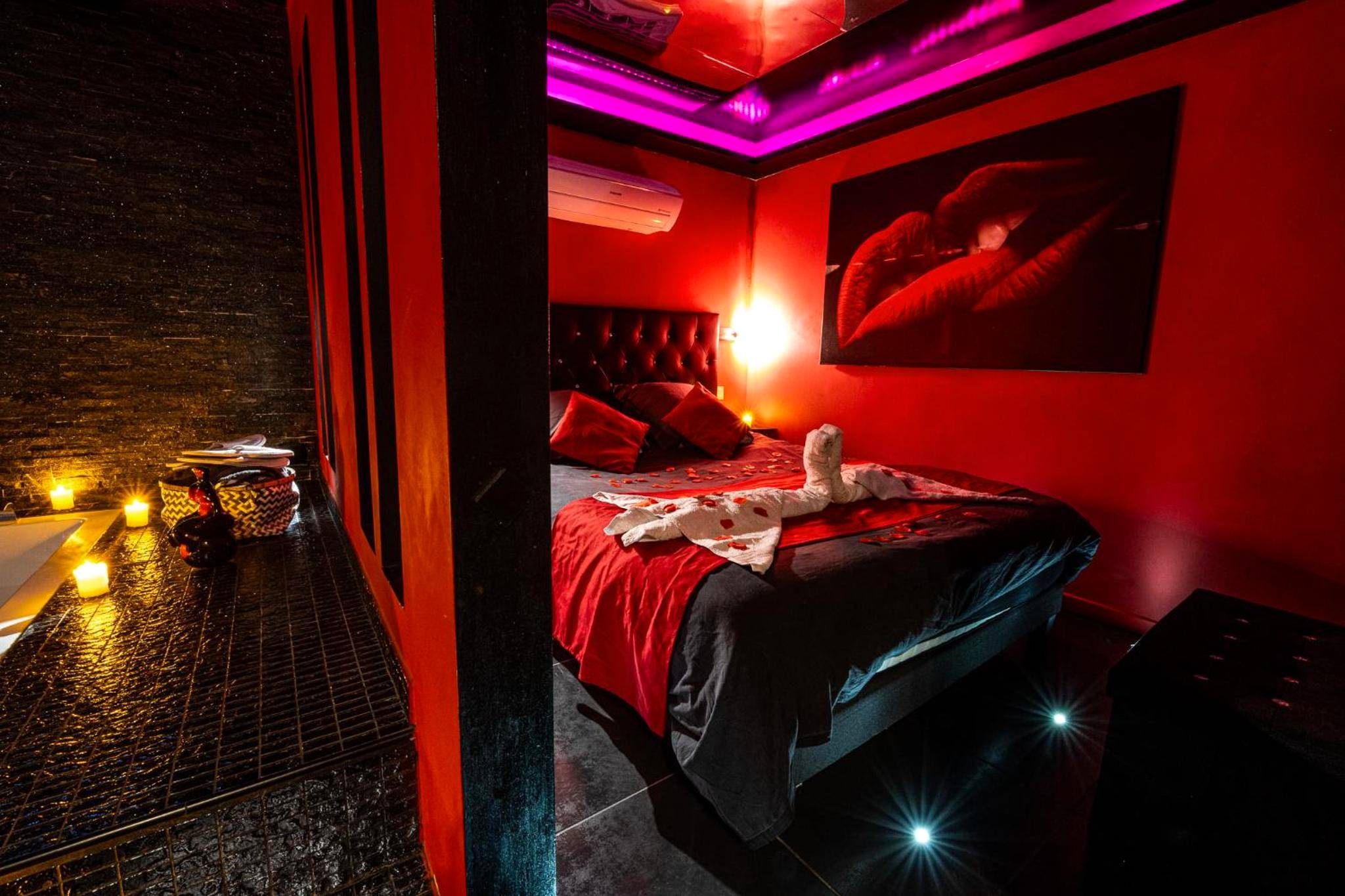 Chambre romantique avec lit décoré et tableau - Suite Romantique