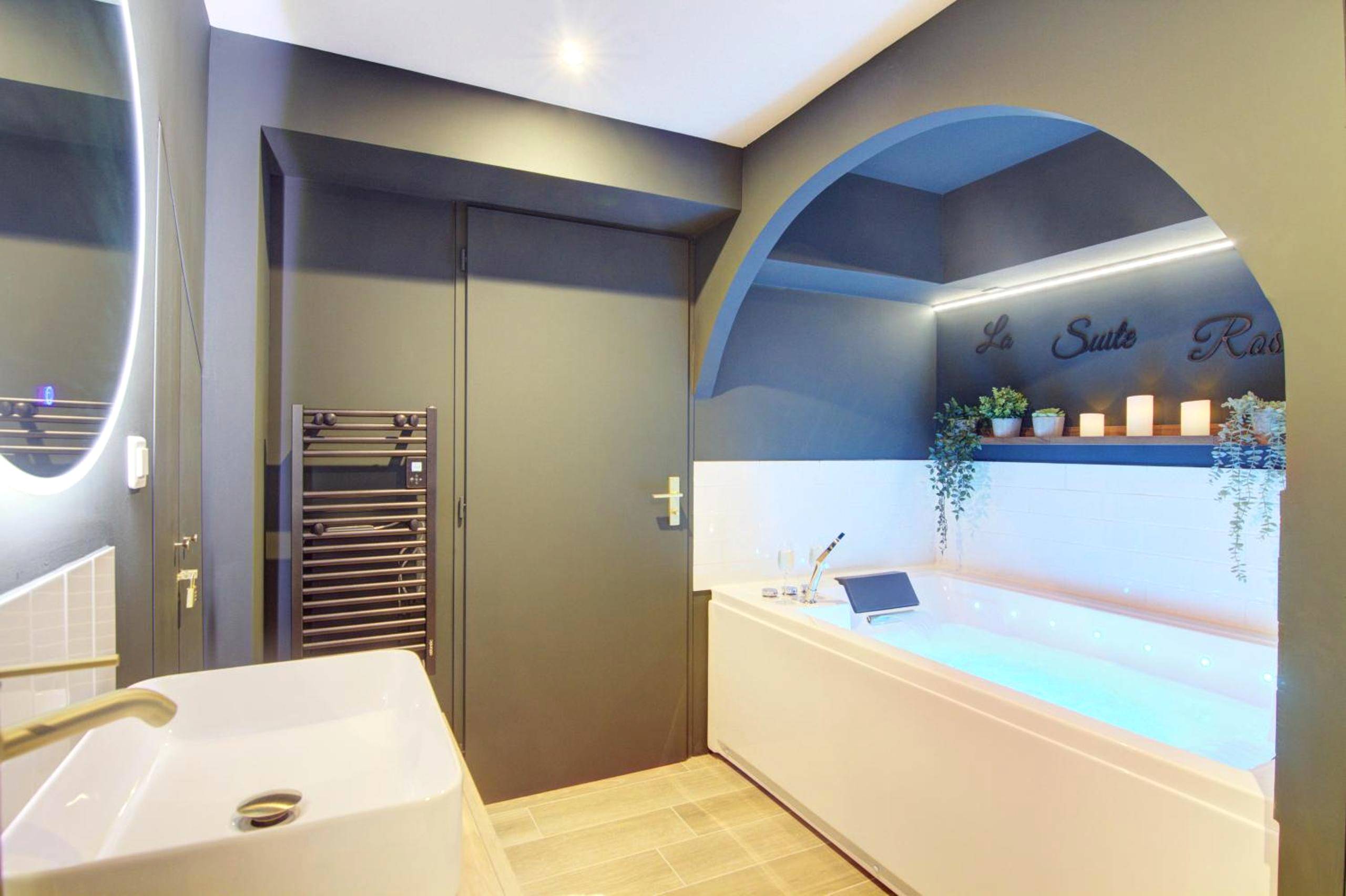 Baignoire balnéo et vasque moderne - Love Room Rosières - La Suite Rosièroise