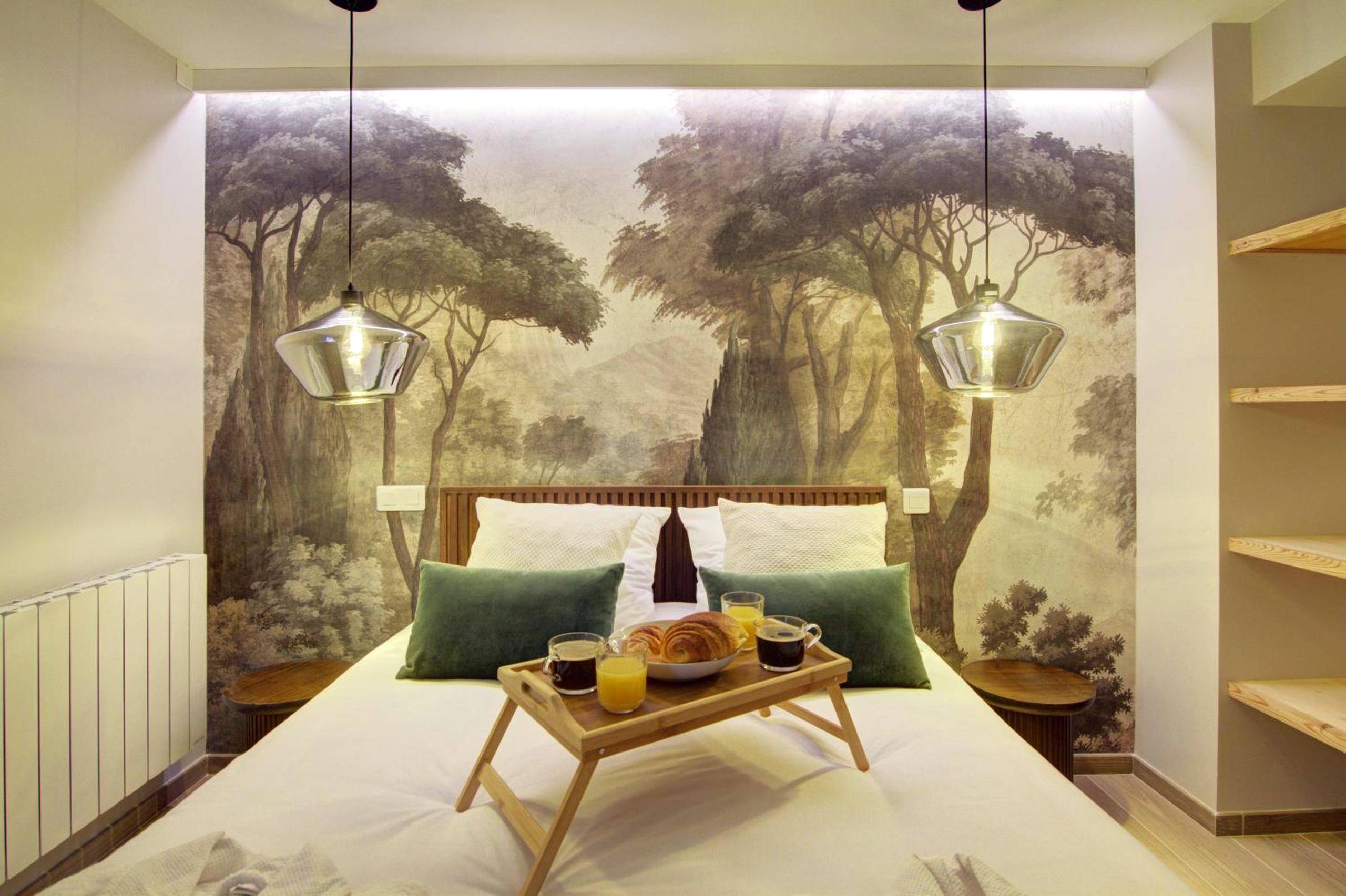 Lit double avec plateau petit - déjeuner - La Suite Rosièroise