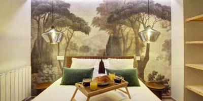 Lit double avec plateau petit - déjeuner - La Suite Rosièroise