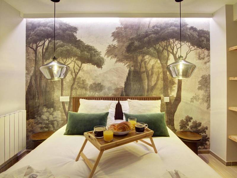 Lit double avec plateau petit - déjeuner - La Suite Rosièroise