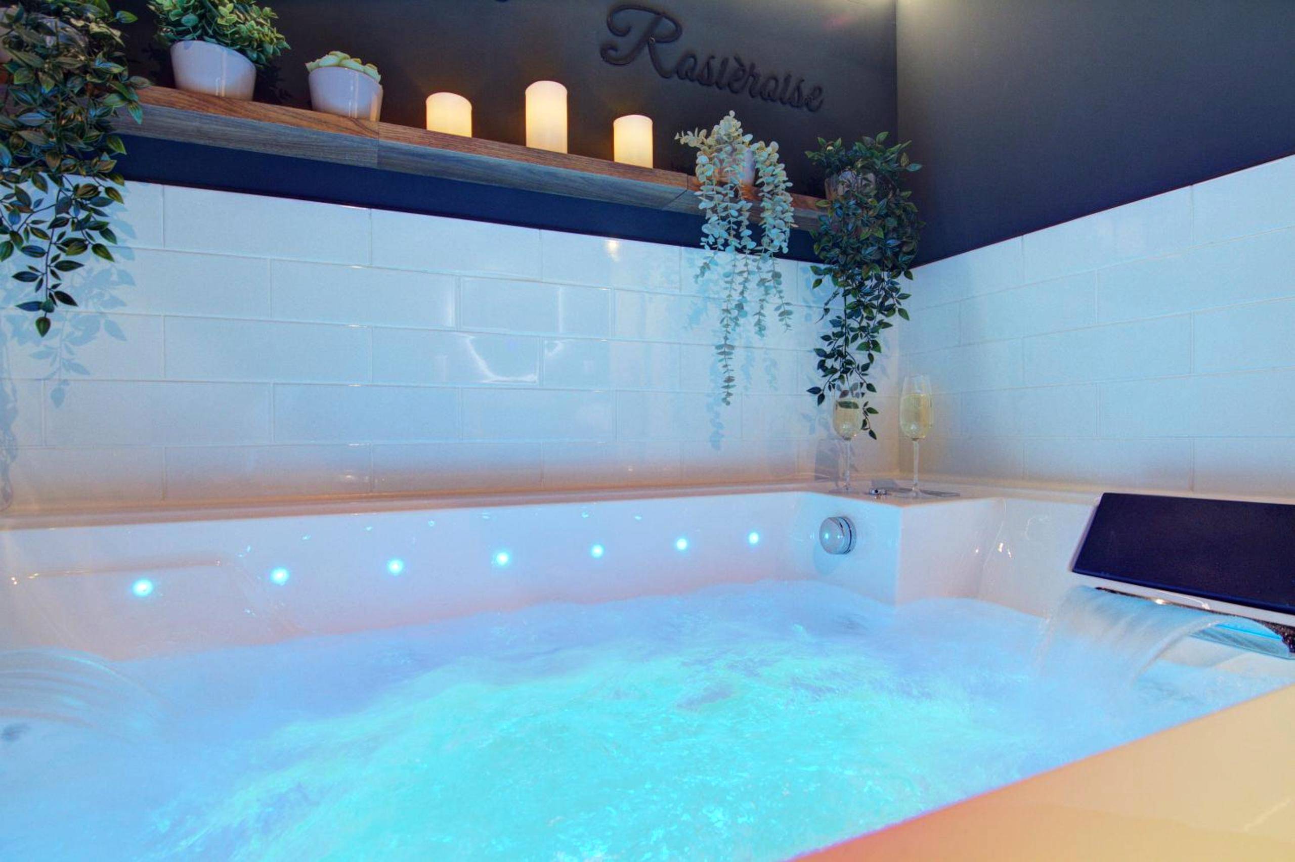 Jacuzzi privatif avec jets et bougies - La Suite Rosièroise
