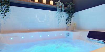 Jacuzzi privatif avec jets et bougies - La Suite Rosièroise