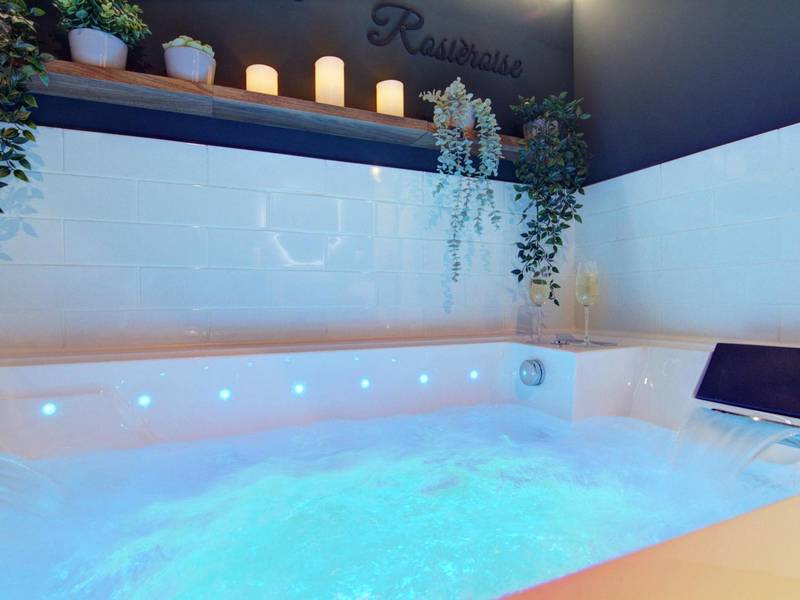 Jacuzzi privatif avec jets et bougies - La Suite Rosièroise