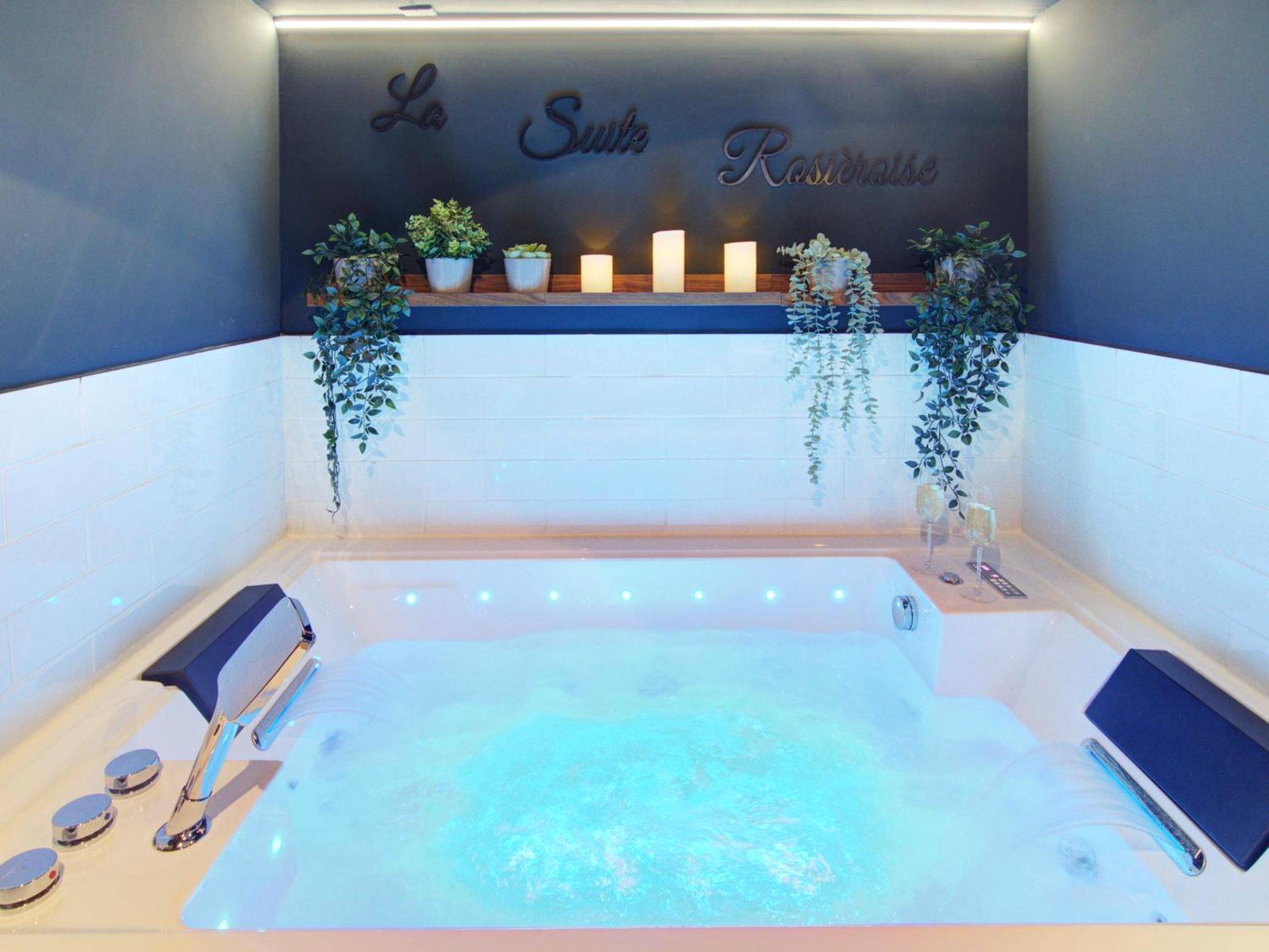 Baignoire spa éclairée et décoration végétale - La Suite Rosièroise