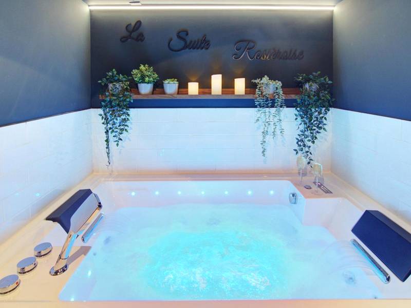 Baignoire spa éclairée et décoration végétale - La Suite Rosièroise