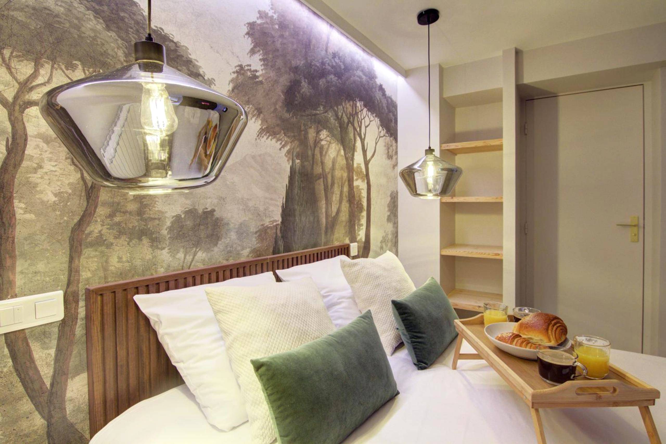 Chambre avec fresque murale et luminaires design - La Suite Rosièroise