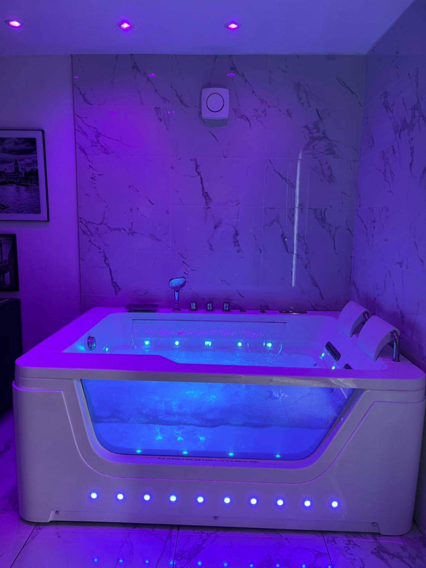 Jacuzzi privatif avec éclairage néon violet - Love Room Brue - Auriac - Cocon Saint - Suite Saint Esteve avec balneo au...
