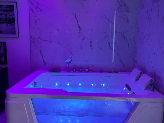 Jacuzzi privatif avec éclairage néon violet - Love Room Brue - Auriac - Cocon Saint - Suite Saint Esteve avec balneo au...