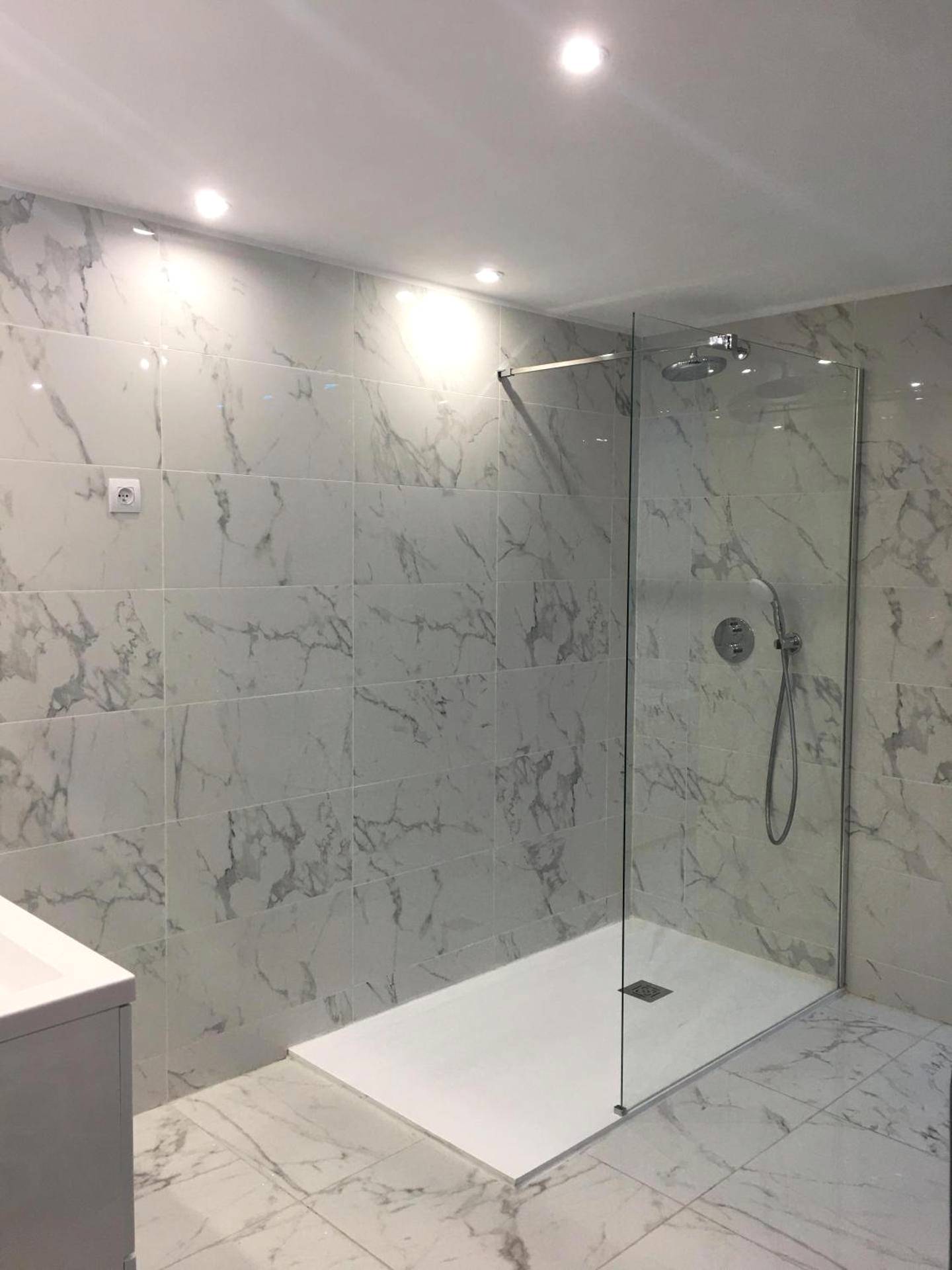 Douche à l'italienne avec parois en marbre - Cocon Saint - Suite Saint Esteve avec balneo au cœur d'un hameau