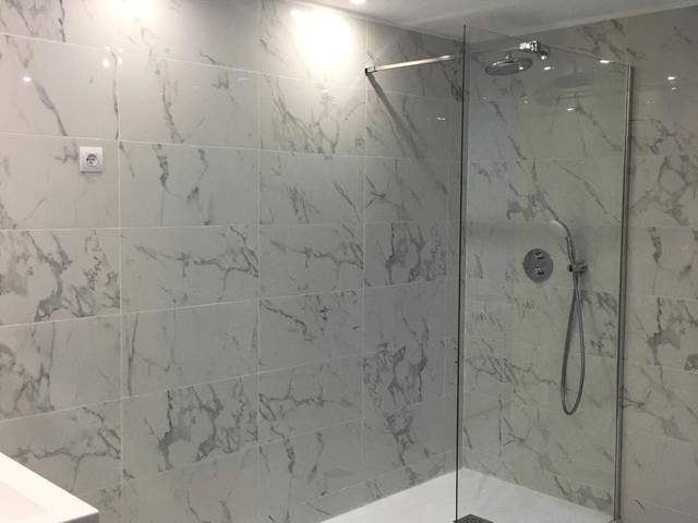 Douche à l'italienne avec parois en marbre - Cocon Saint - Suite Saint Esteve avec balneo au cœur d'un hameau