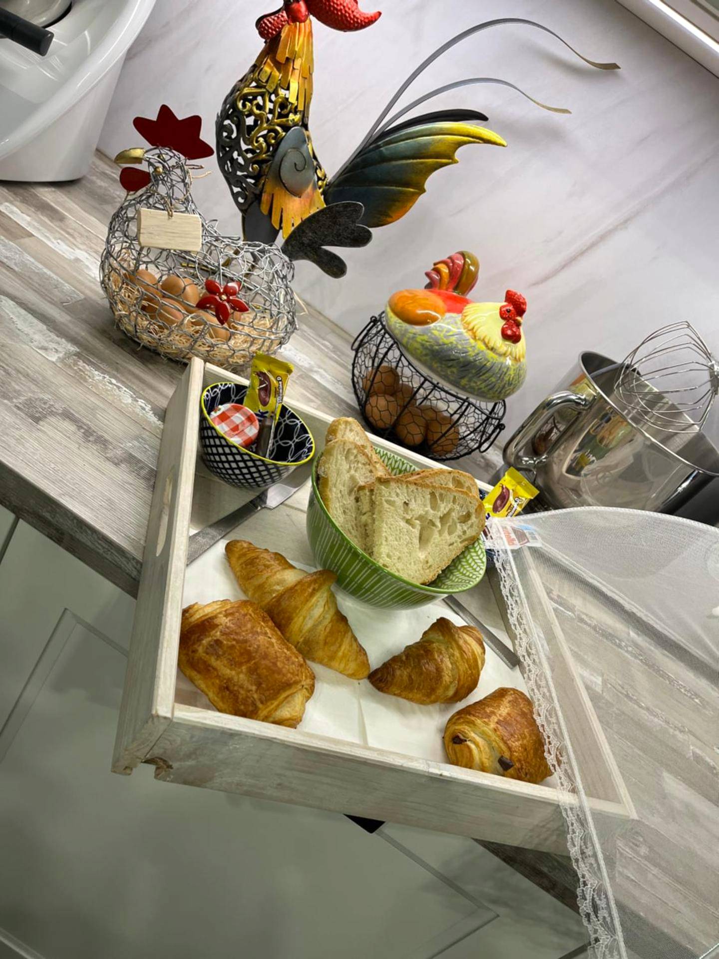 Plateau petit - déjeuner avec viennoiseries - Cocon Saint - Suite Saint Esteve avec balneo au cœur d'un hameau