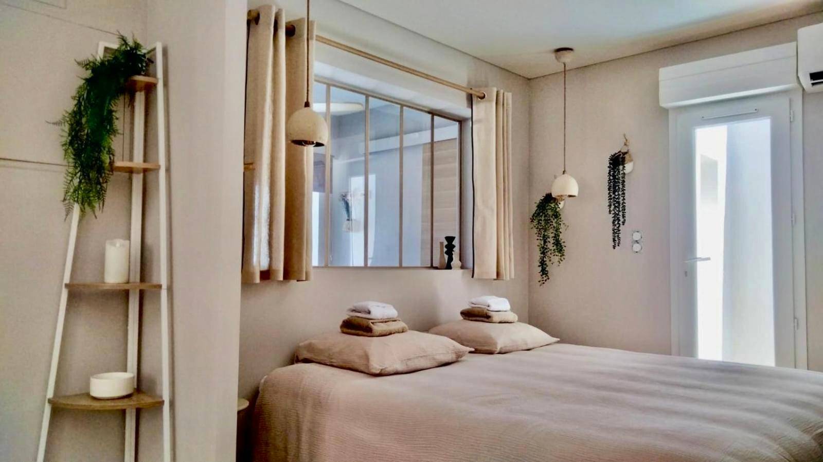 Chambre avec lit double et décoration bohème - Suite Saint Pierre