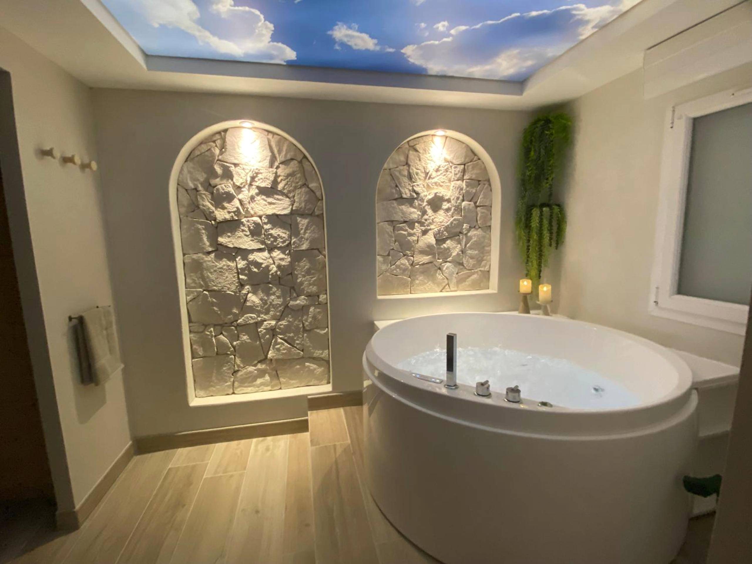 Baignoire balnéo sous plafond ciel étoilé - Suite Saint Pierre