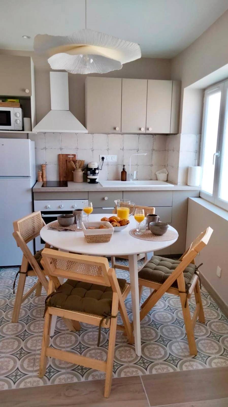 Cuisine équipée avec coin repas et petit - déjeuner - Suite Saint Pierre