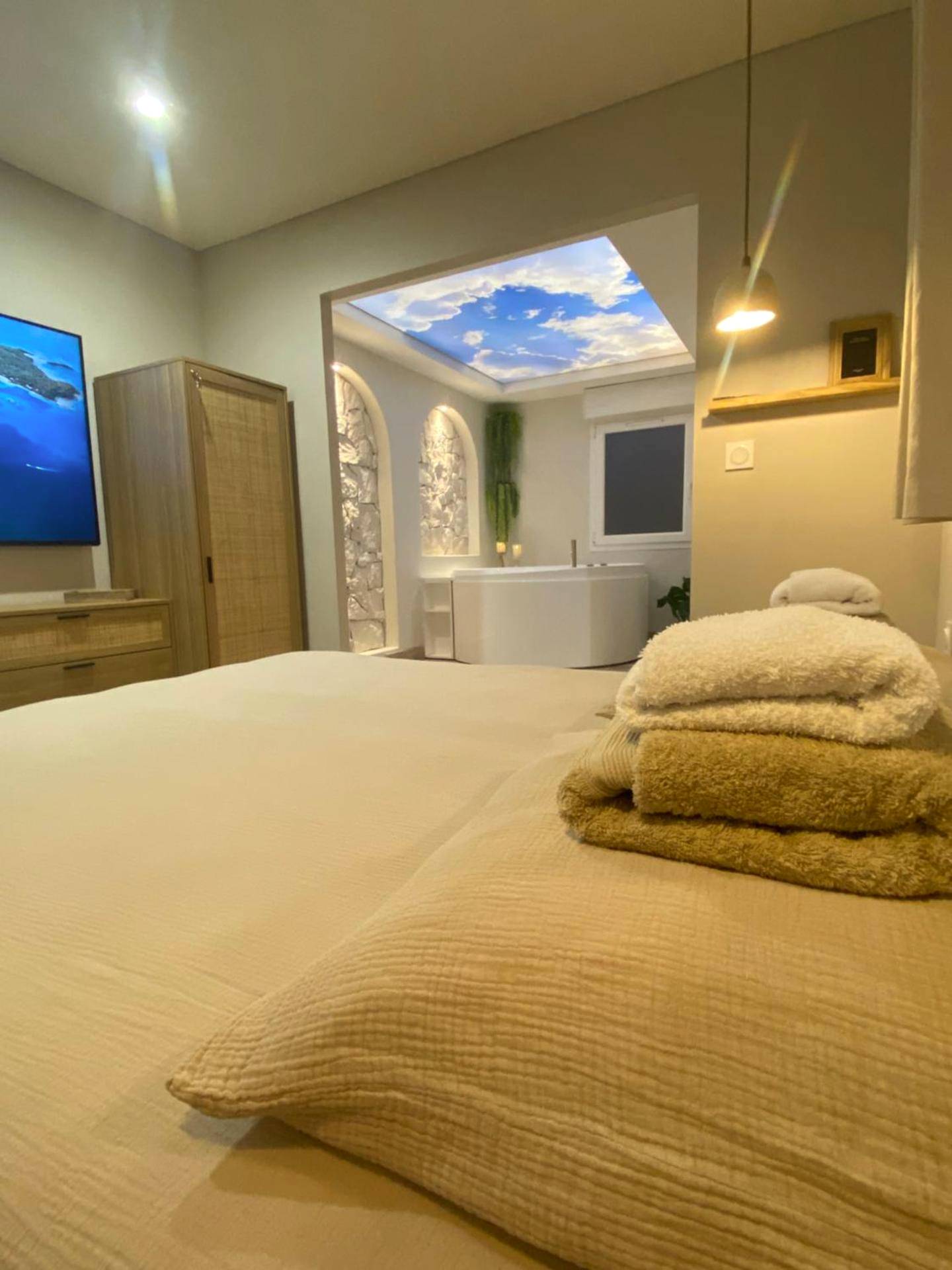 Vue de la chambre vers l'espace bien - être - Suite Saint Pierre