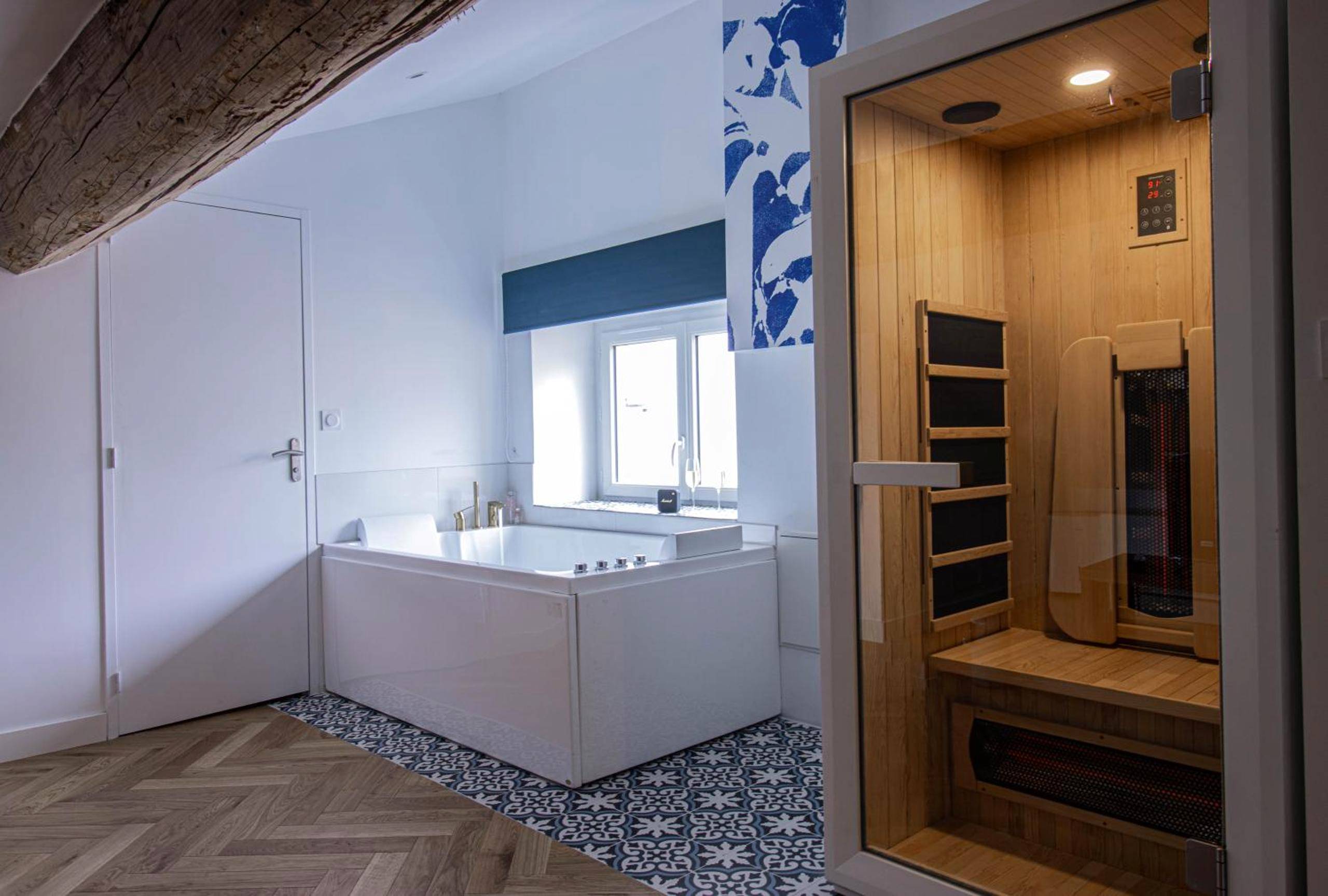 Baignoire balnéo et sauna infrarouge - Love Room Saint - Étienne - Suite Saphir - Jacuzzi & Sauna