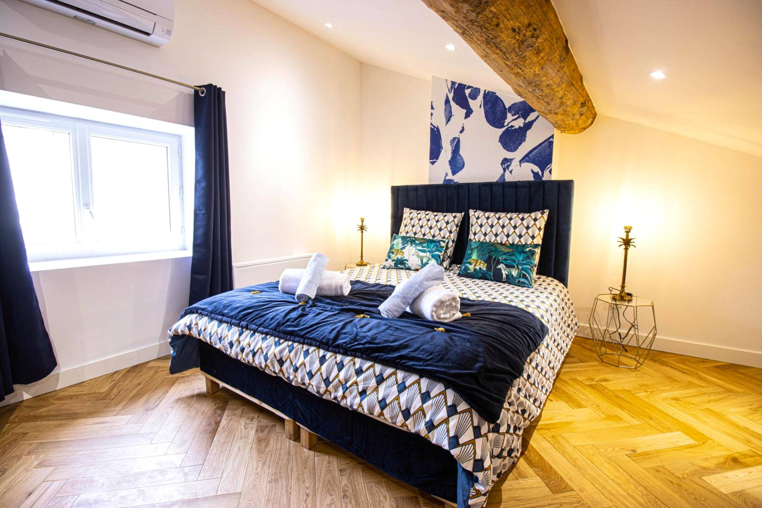 Lit double avec linge de lit bleu et blanc - Suite Saphir - Jacuzzi & Sauna